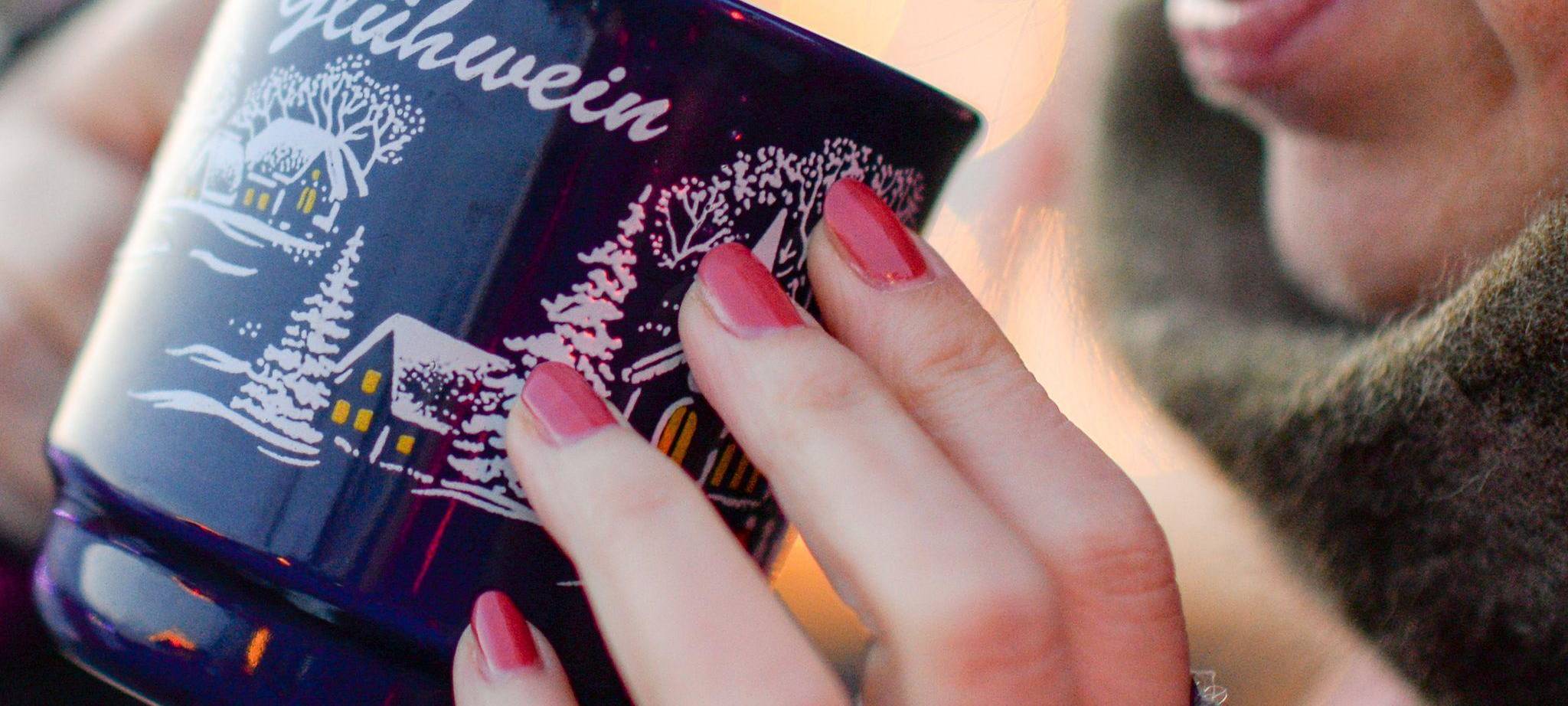 Glühwein auf dem Weihnachtsmarkt