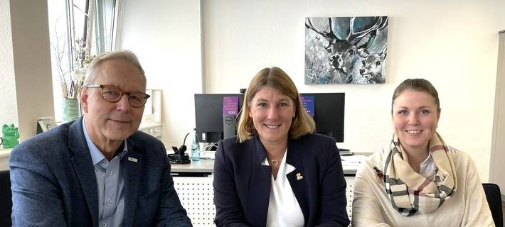 Polizeipräsident Gregor Lange war zu Besuch bei Lünens Bürgermeisterin Martina Förster-Teutenberg (M.) und ihrer persönlichen Referentin Erna Hoffmann. Foto: Stadt Lünen
