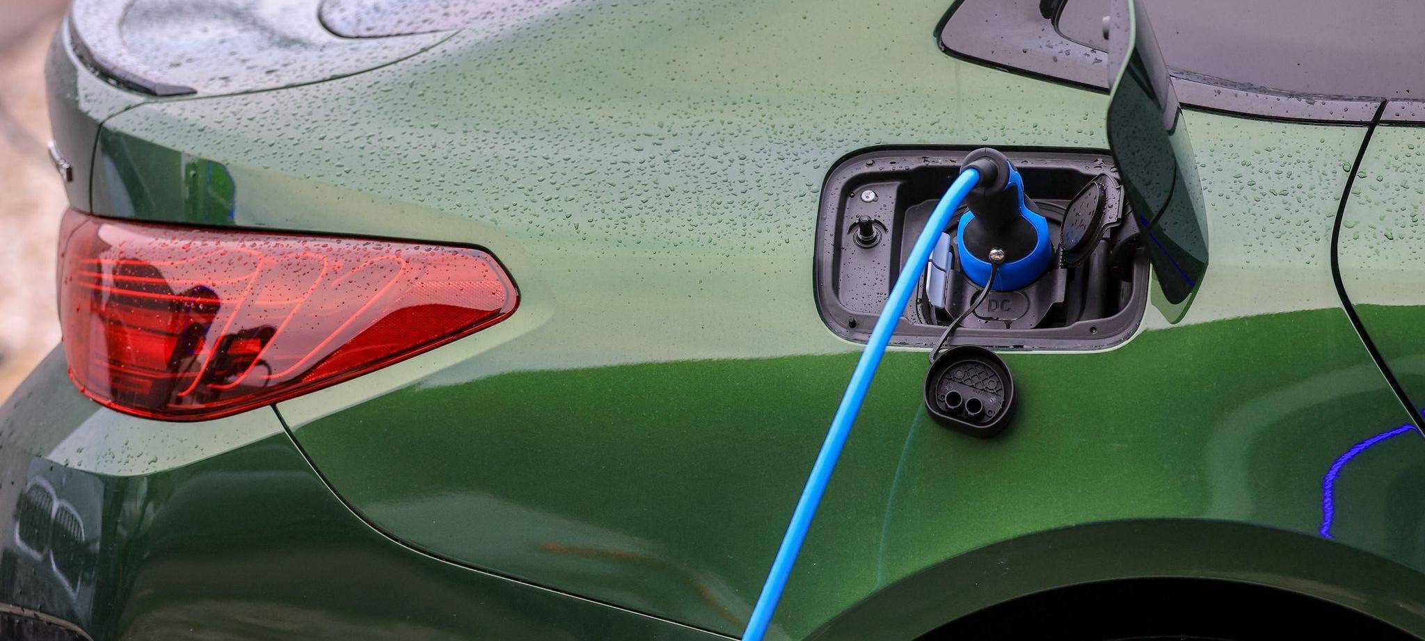 Elektroauto lädt an Ladesäule