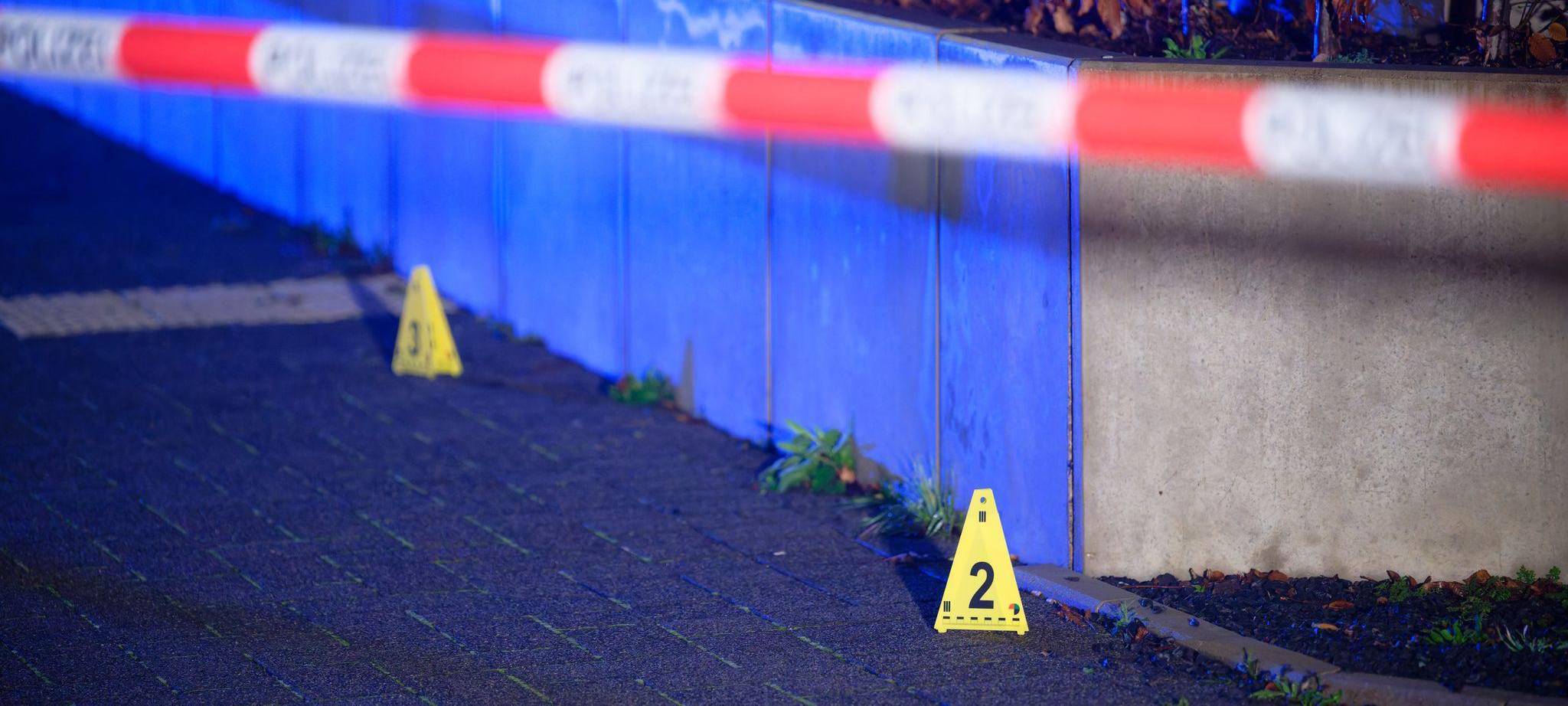 Männer nahe Veranstaltungshalle in Köln angeschossen