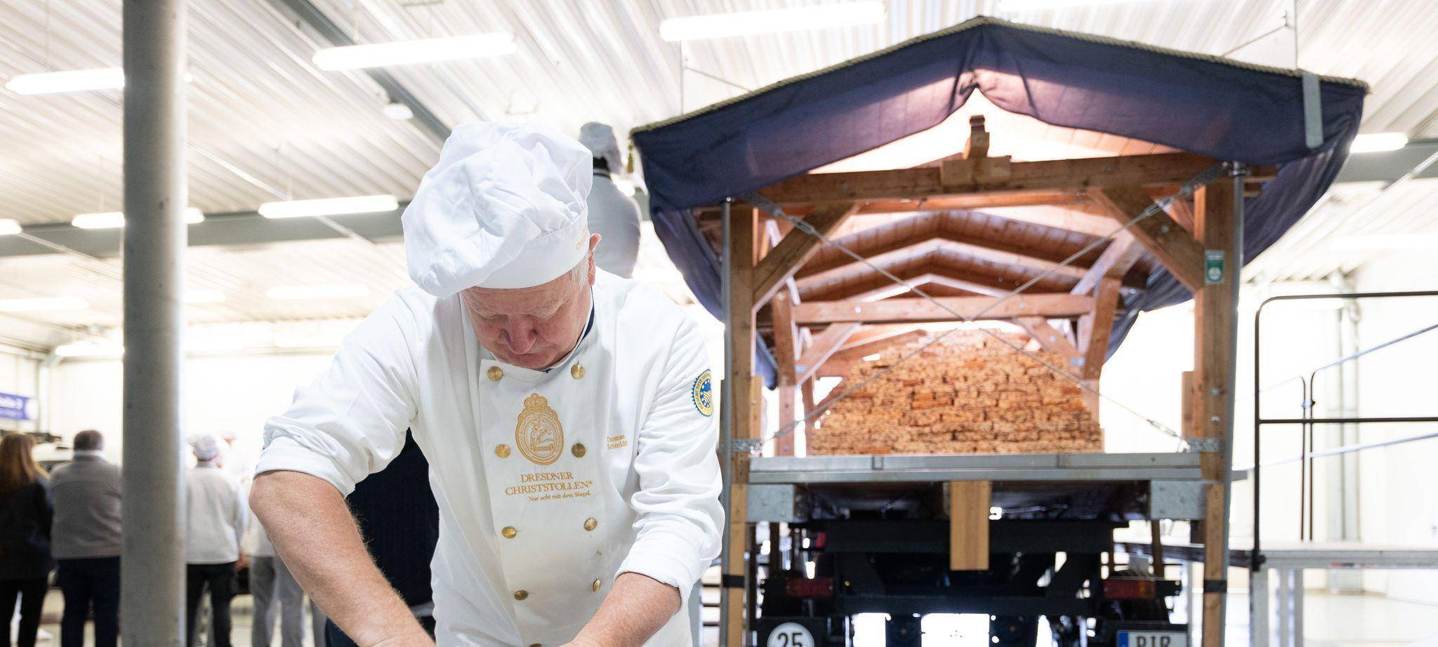 Dresdner Bäcker arbeiten an Riesenstollen für das Stollenfest