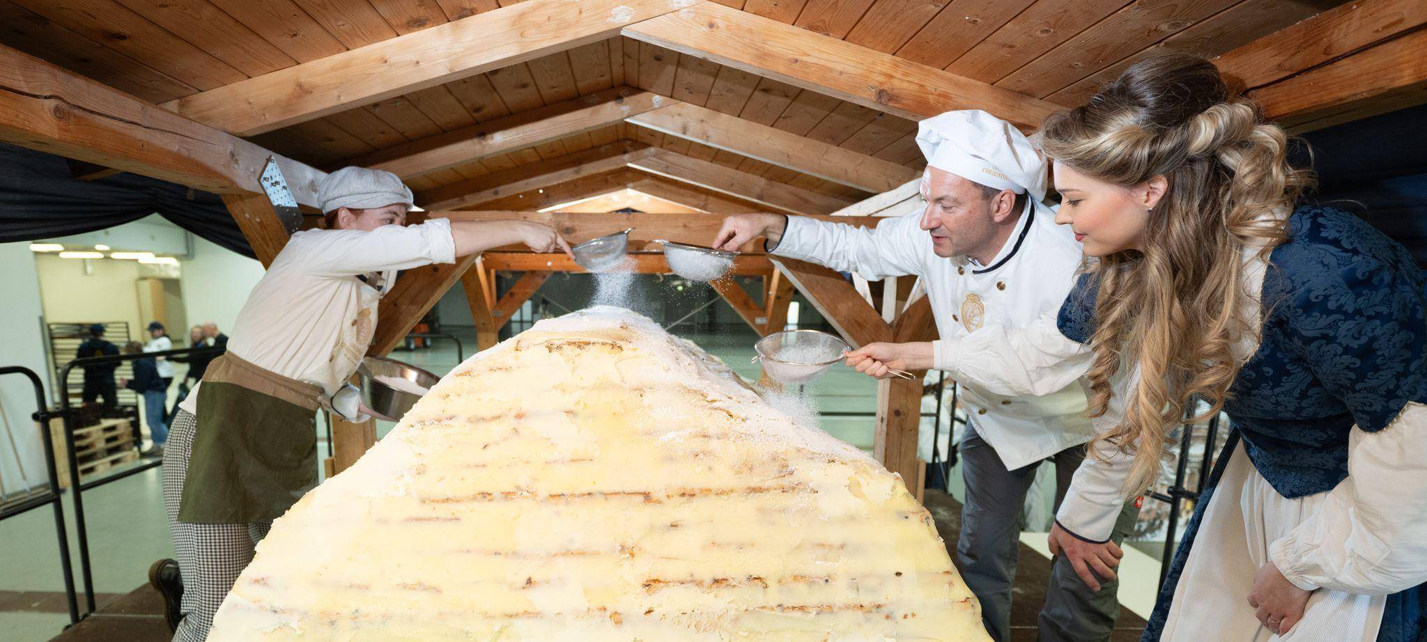 Dresdner Bäcker arbeiten an Riesenstollen für das Stollenfest