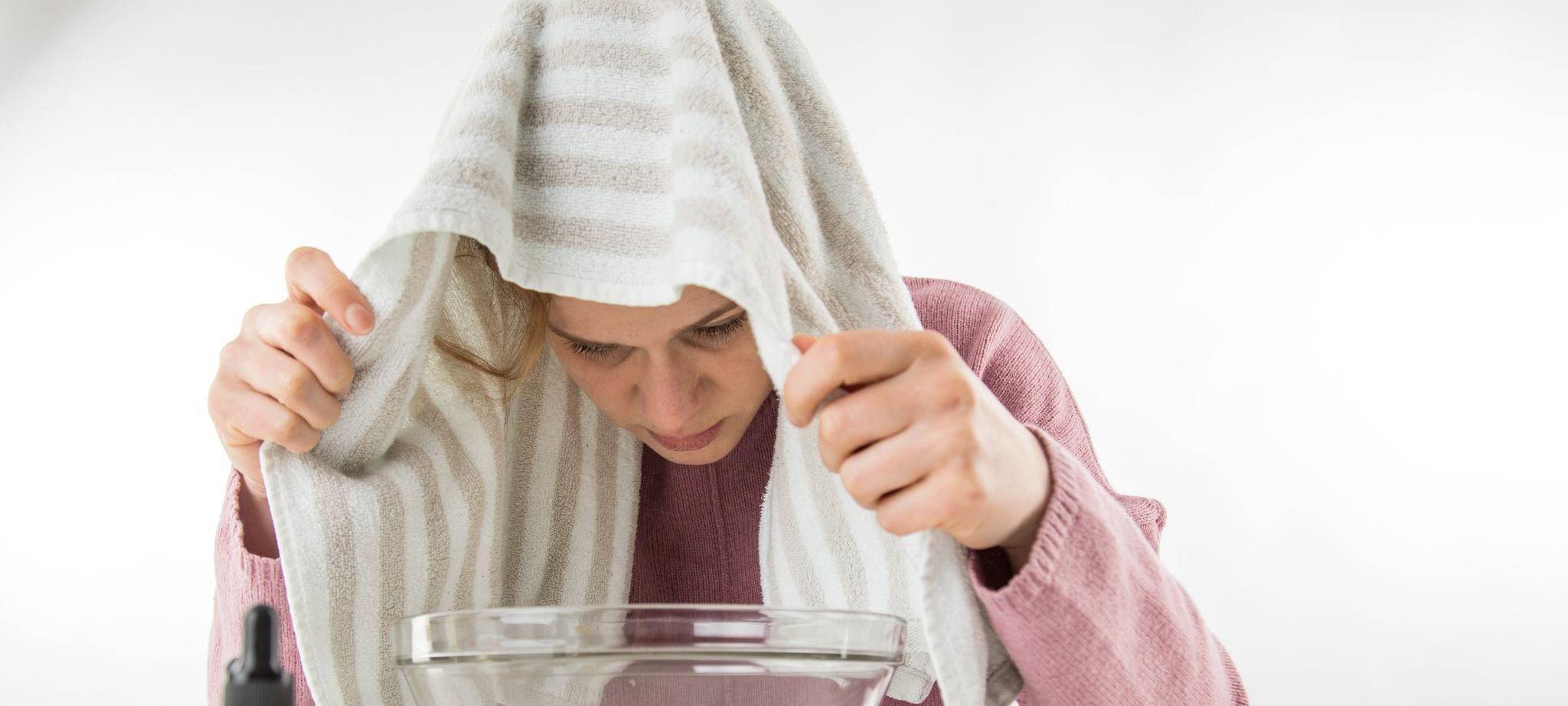 Eine Frau macht ein Dampfbad