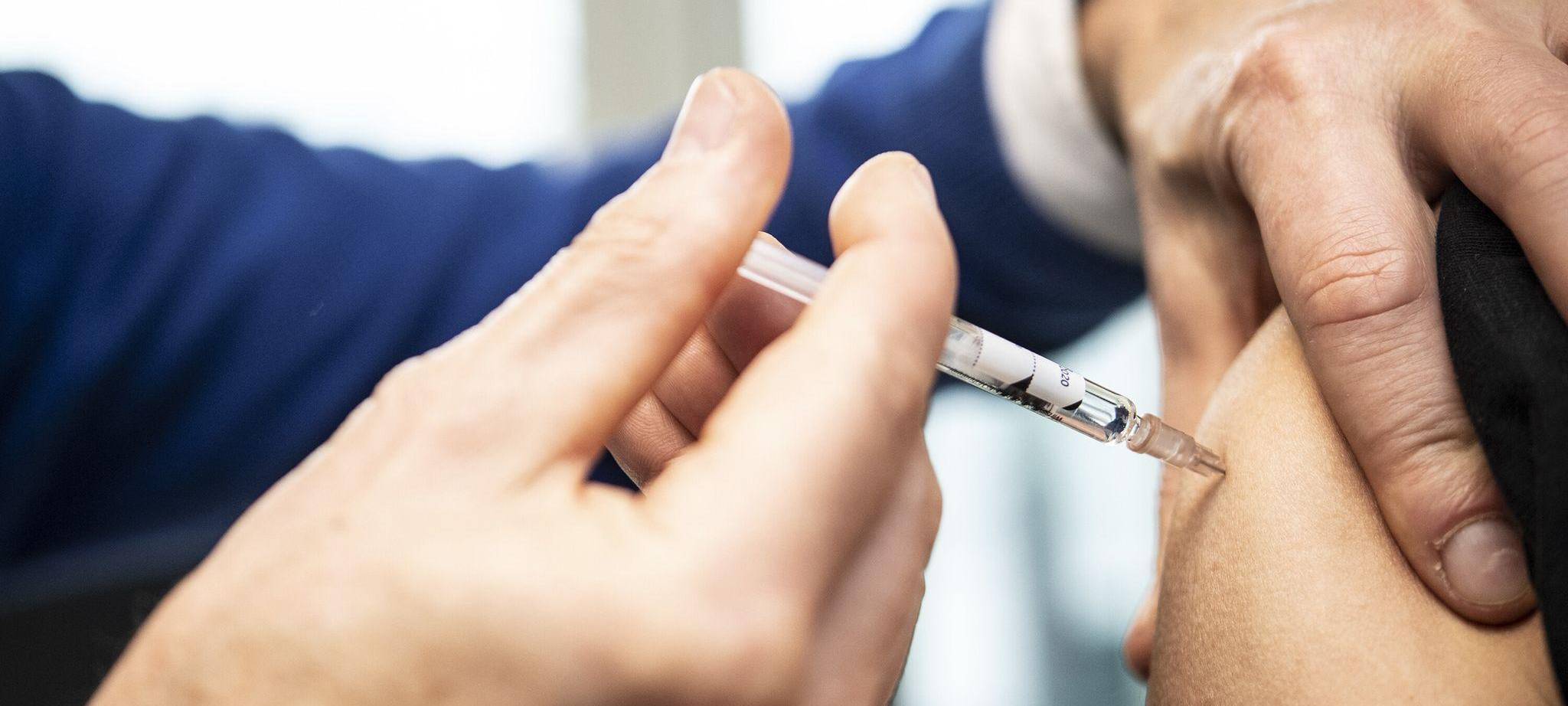 Person bekommt eine Impfung