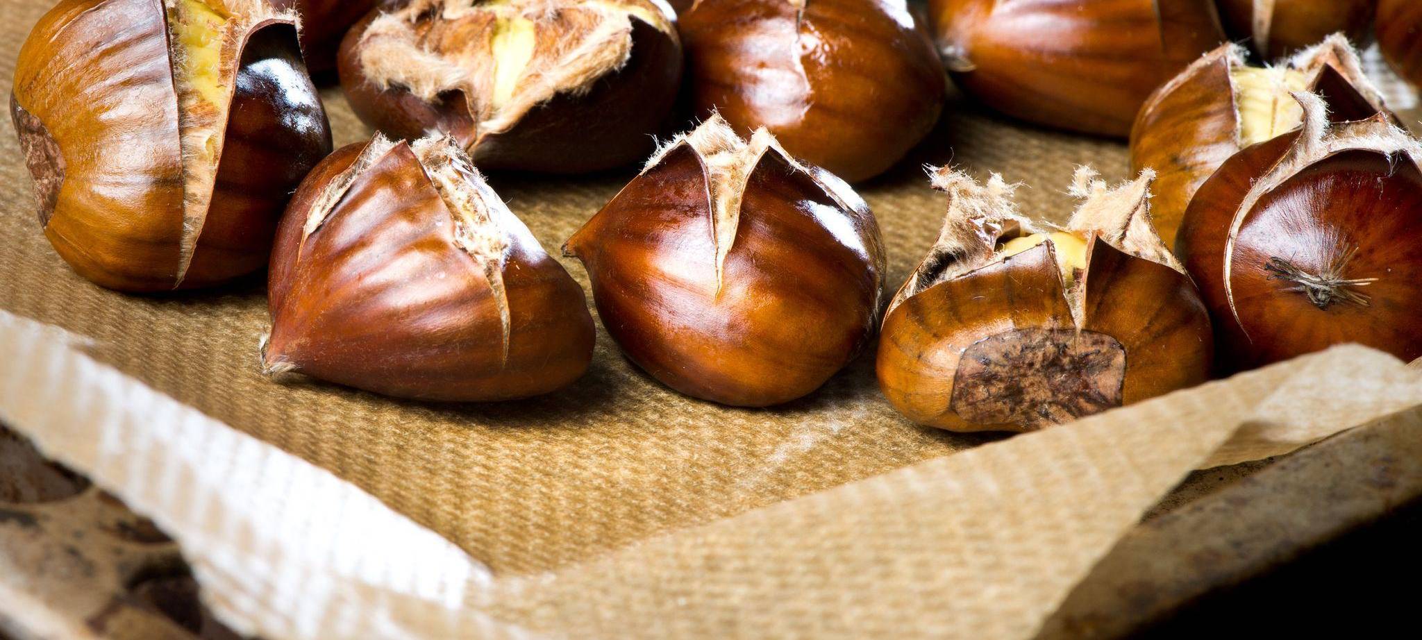 Geröstete Maronen liegen auf einem Backblech