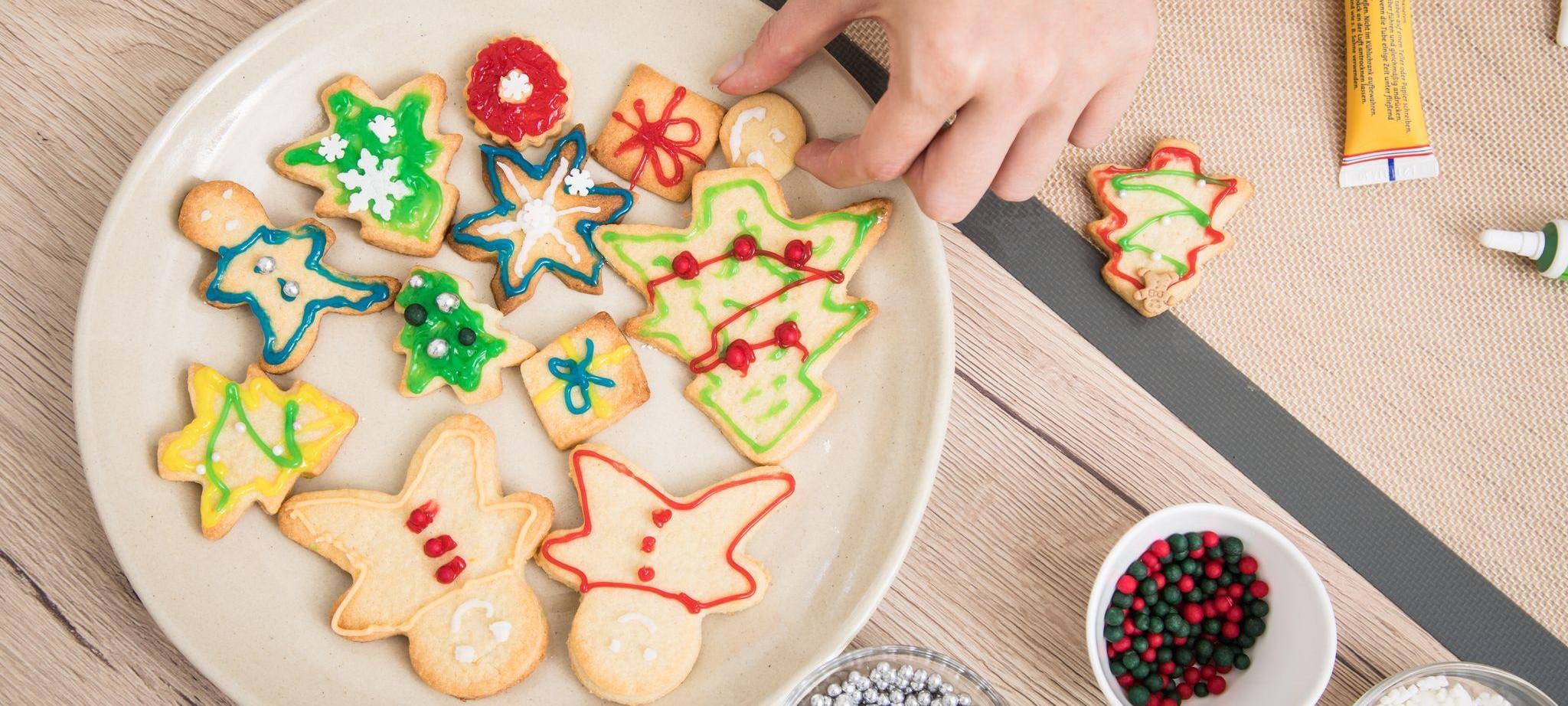 Verzierte Plätzchen leigen auf einem Teller