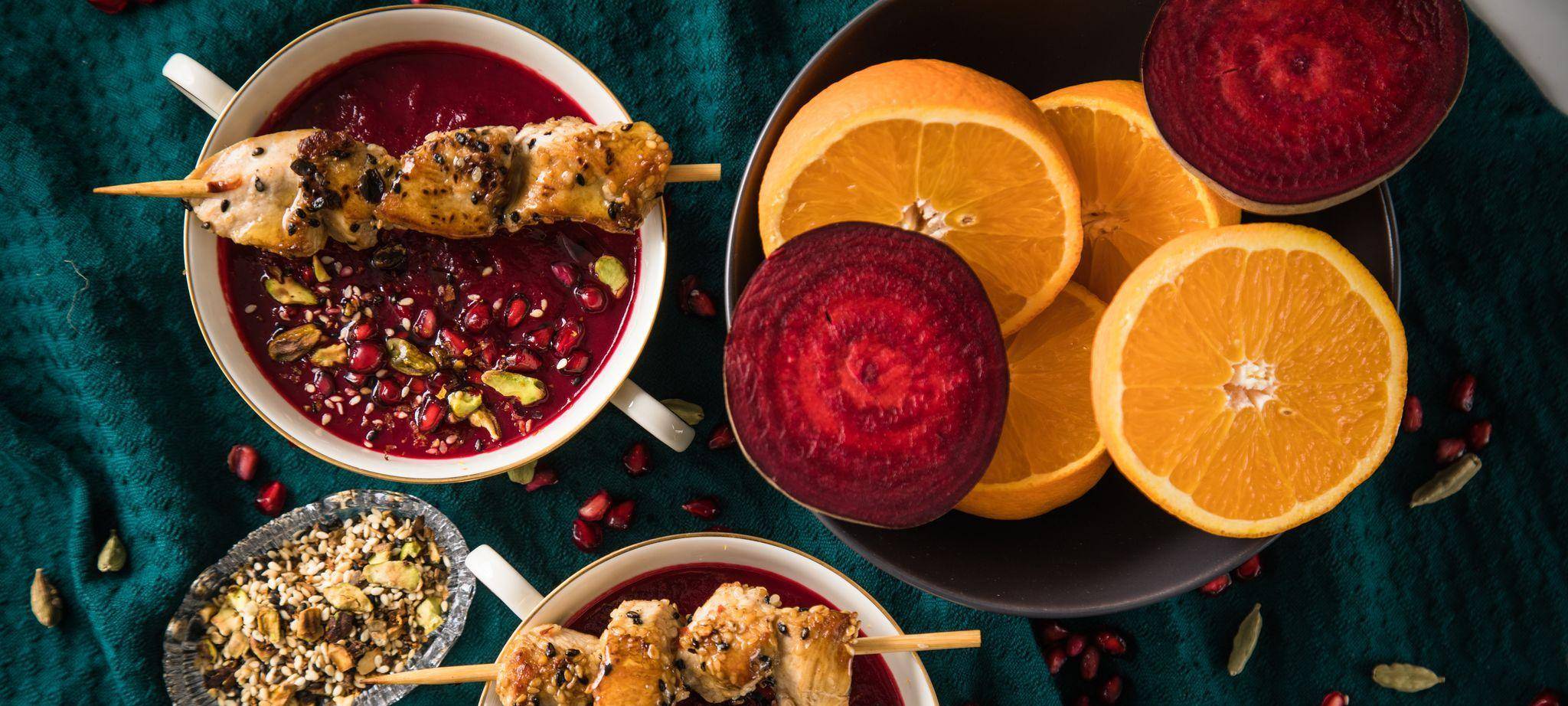 Rote-Bete-Suppe mit Orangen und Hähnchen-Sesam-Spießen