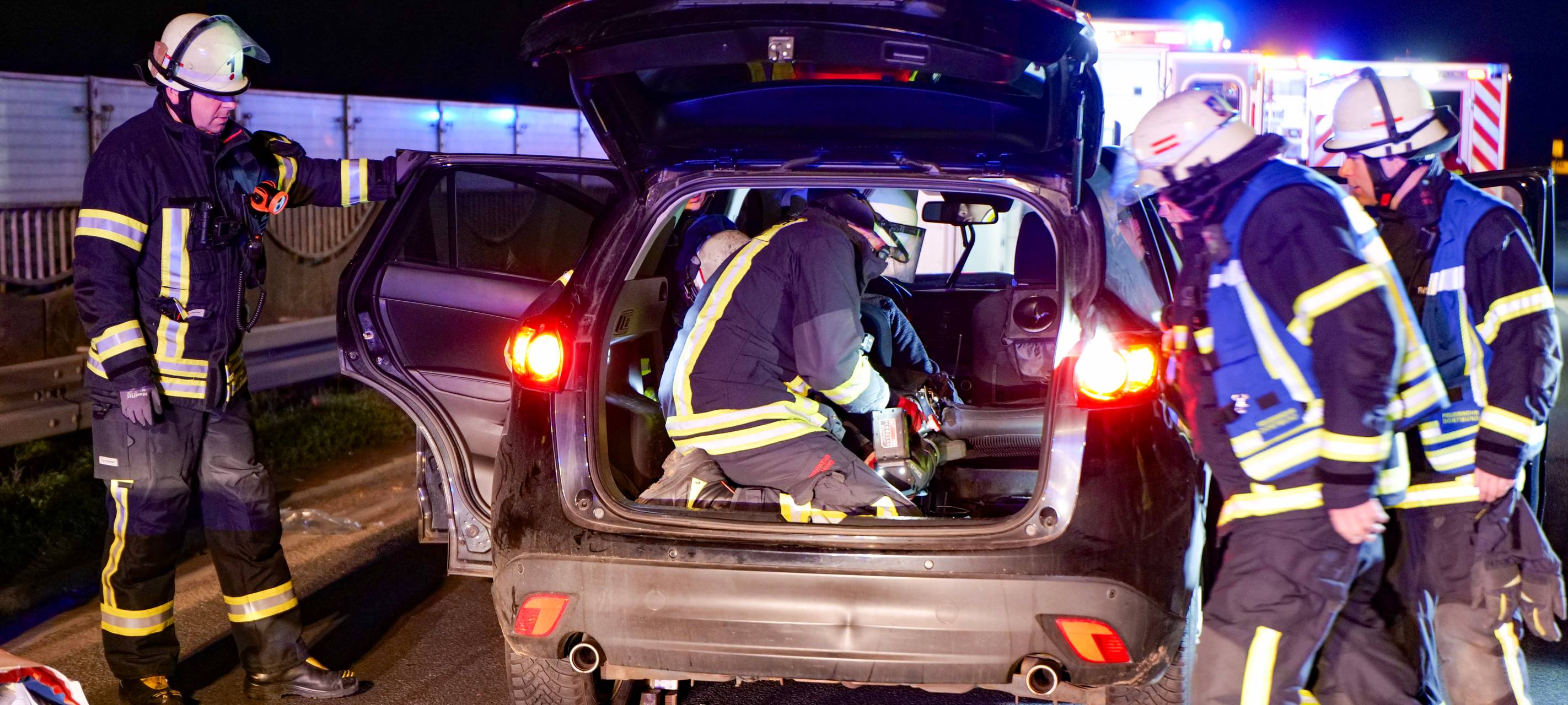 Unfall auf der Mallinckrodtstraße in Dortmund: Eine Person verletzt, Straße gesperrt
