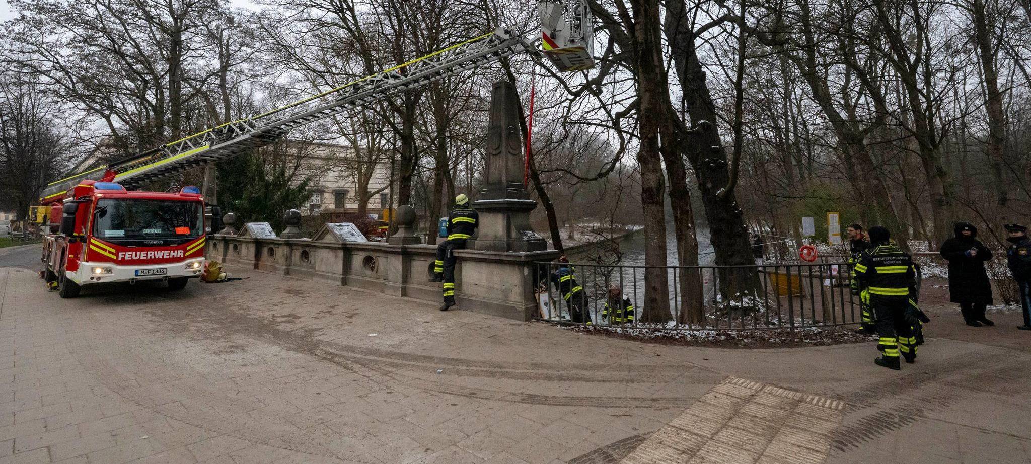 Feuerwehr baut Eisbachwelle zurück
