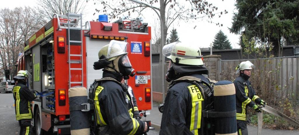 Brennendes Auto sorgt für Feuer im Mehrfamilienhaus