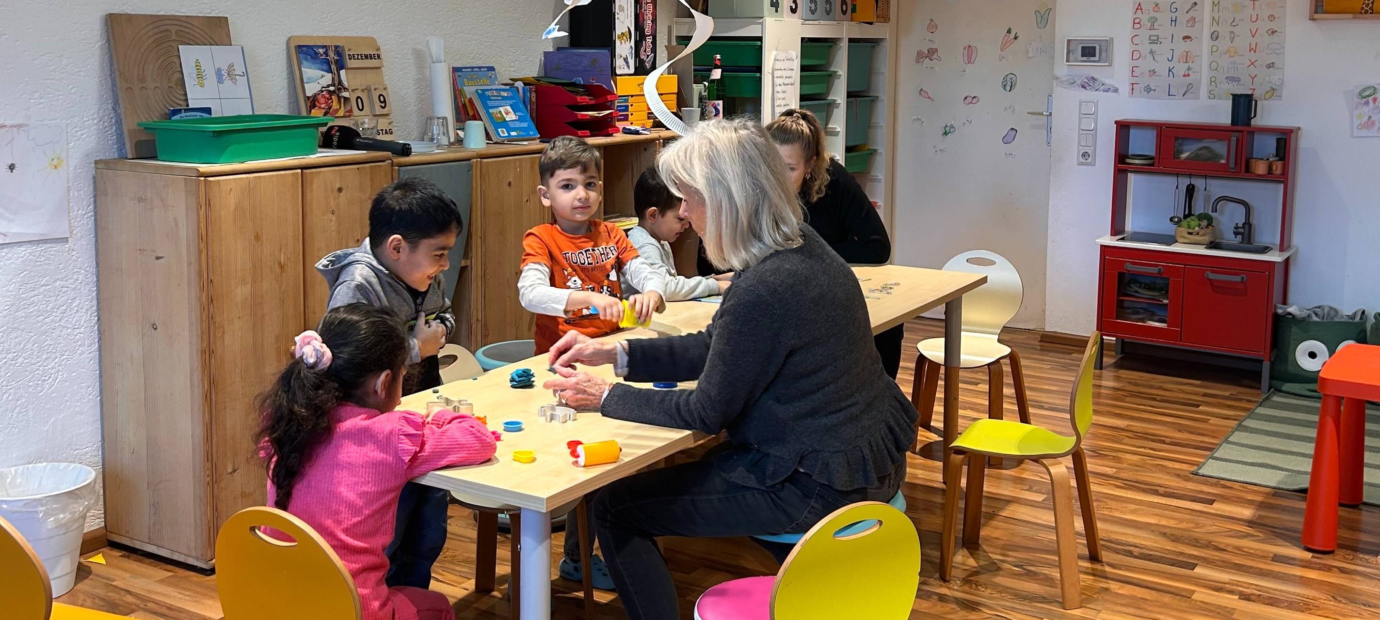 Gabi und die Kindern basteln