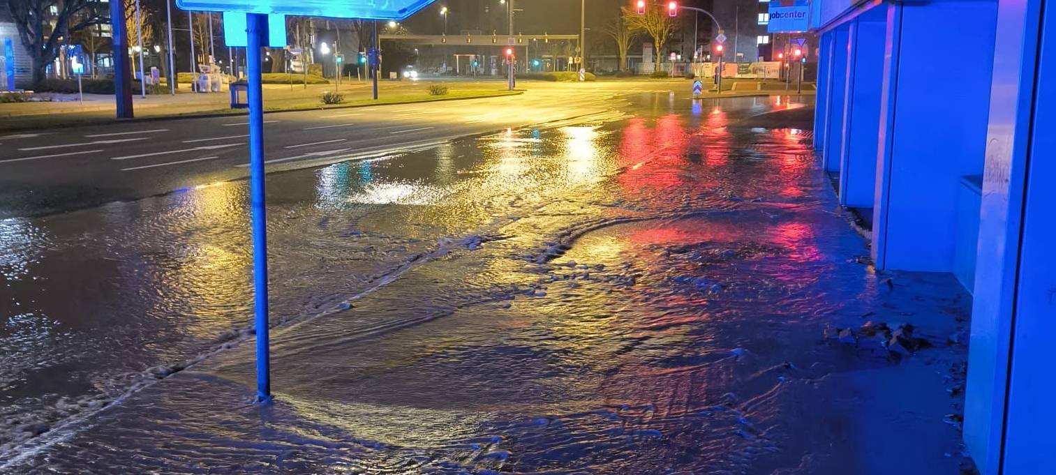 Rohrbruch auf dem Wall in Dortmund: Spur gesperrt