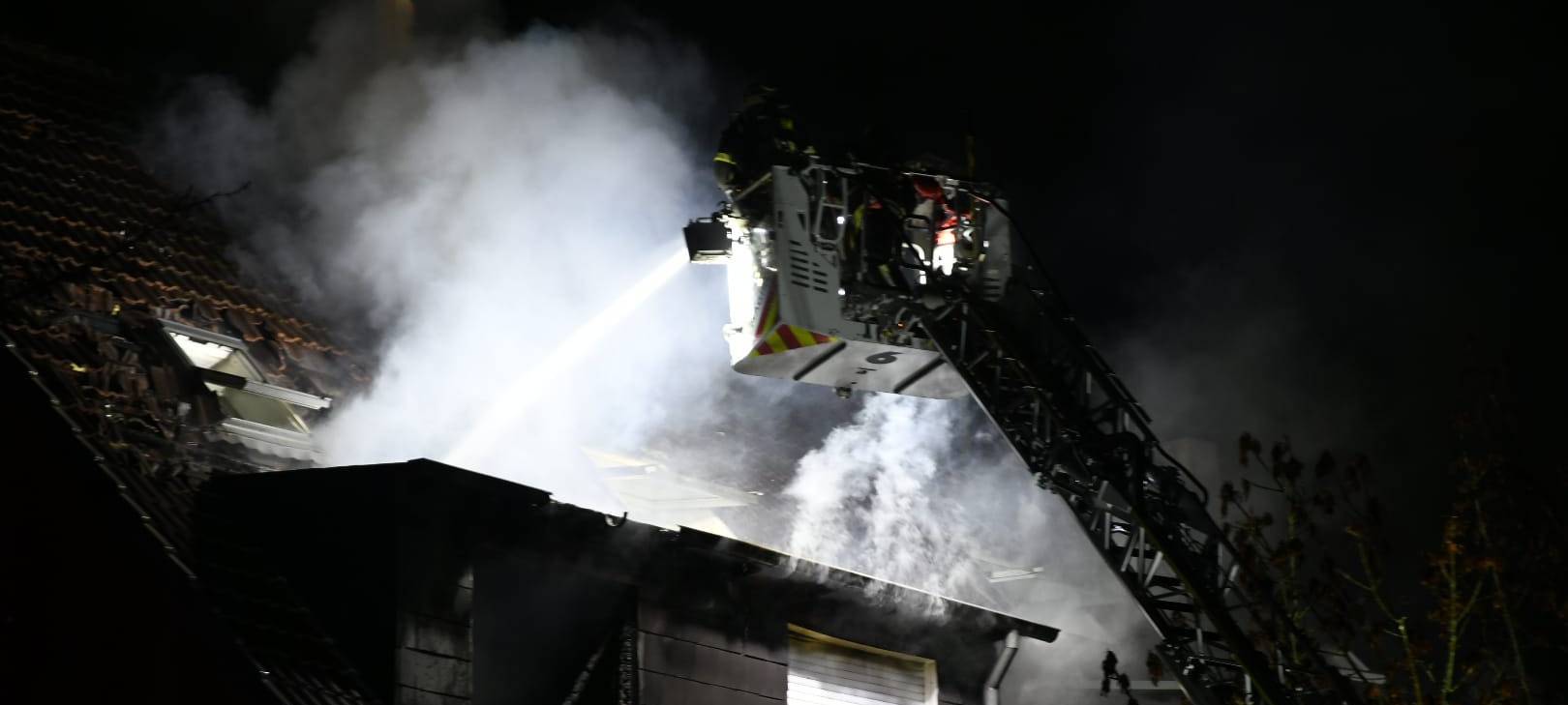Wohnungsbrand in Dortmund-Huckarde: Stundenlanger Einsatz bis in den Morgen