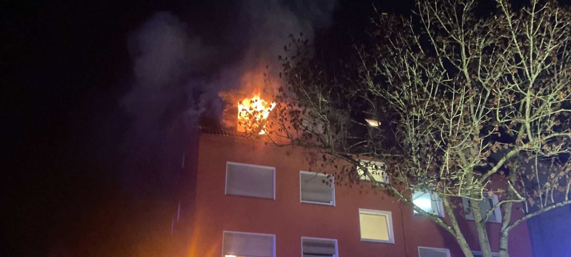 Wohnungsbrand in Dortmund-Huckarde: Stundenlanger Einsatz bis in den Morgen