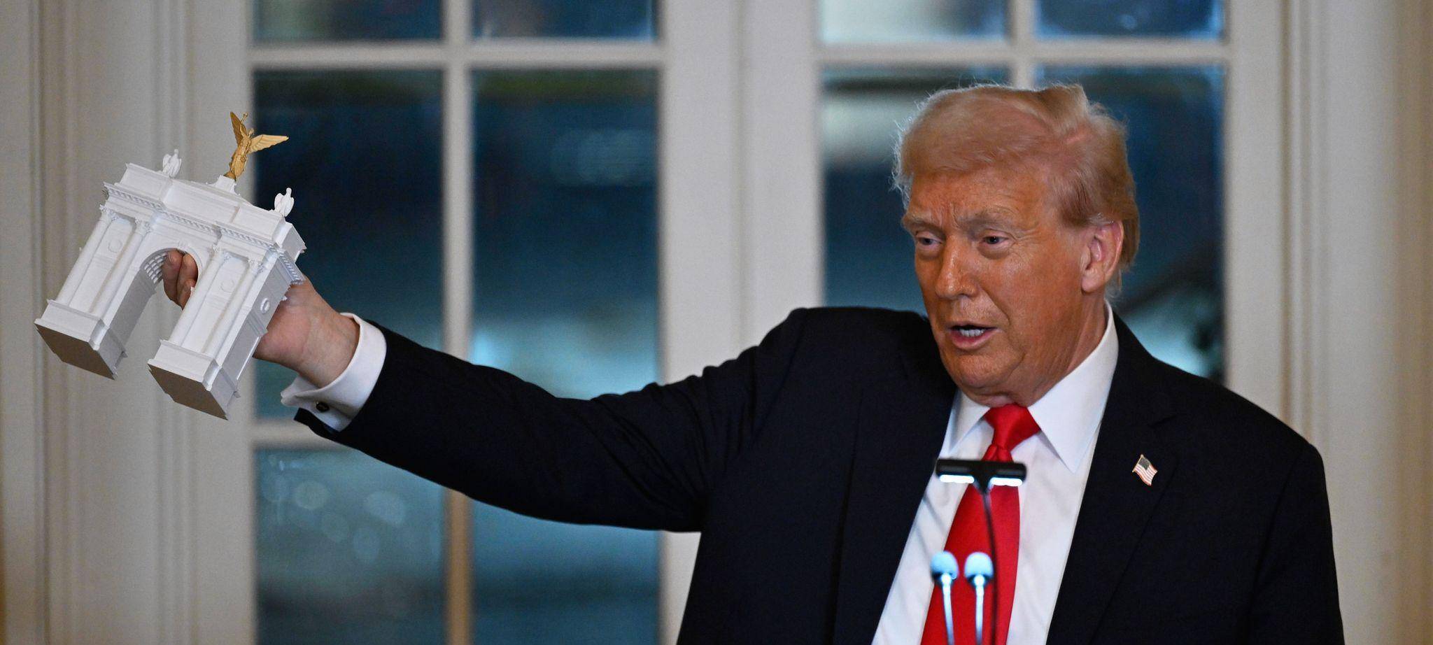 US-Präsident Trump präsentiert Modell eines Triumphbogens