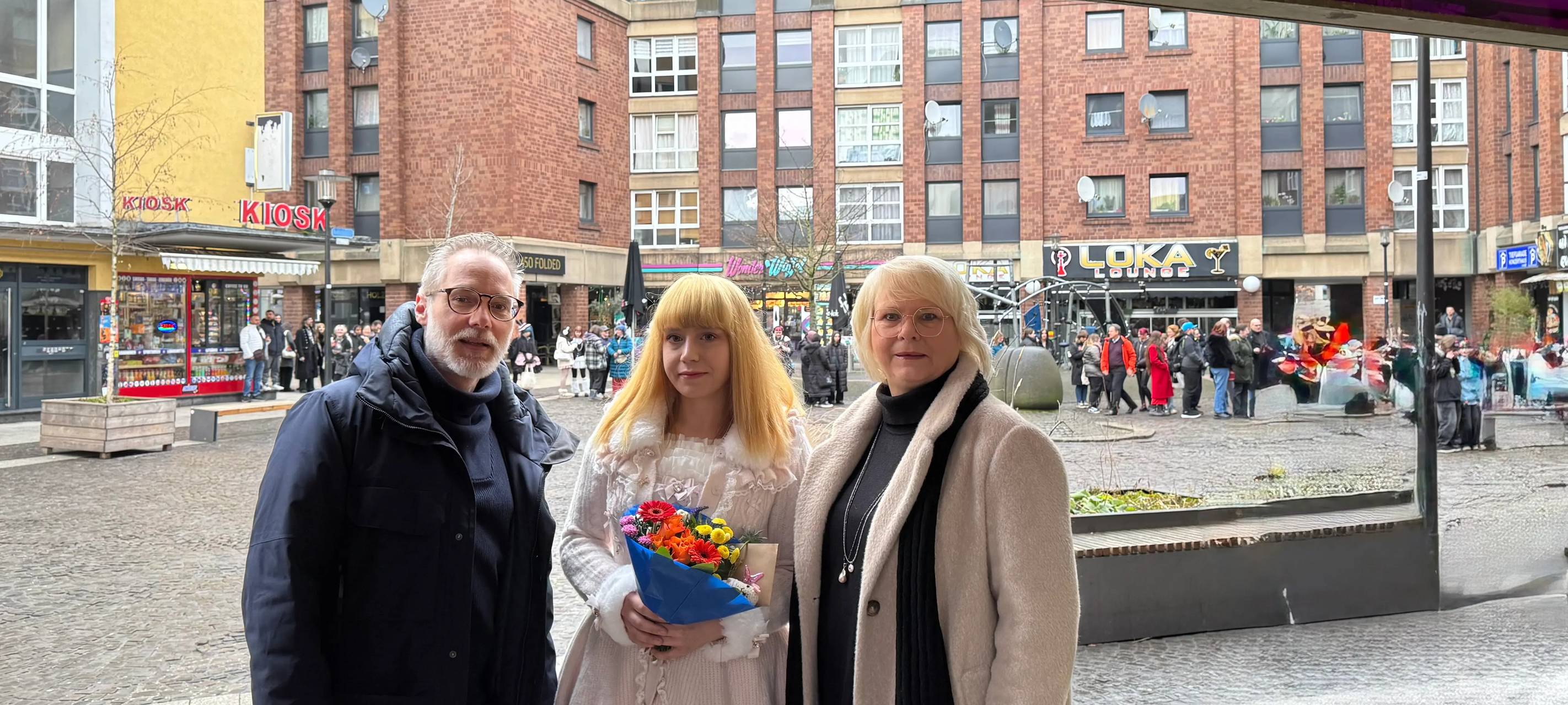 Mit „Tokyo Heartbeats“ hat ein Geschäft für japanische Mode, Kunst und Popkultur im Brückviertel eröffnet - mit Hilfe des Anmietungs-Fonds: Citymanager Tilmann Insinger und Anja Borrmann von der Wirtschaftsförderung begrüßten Laura Biela (in der Mitte) in ihrem neuen Laden.