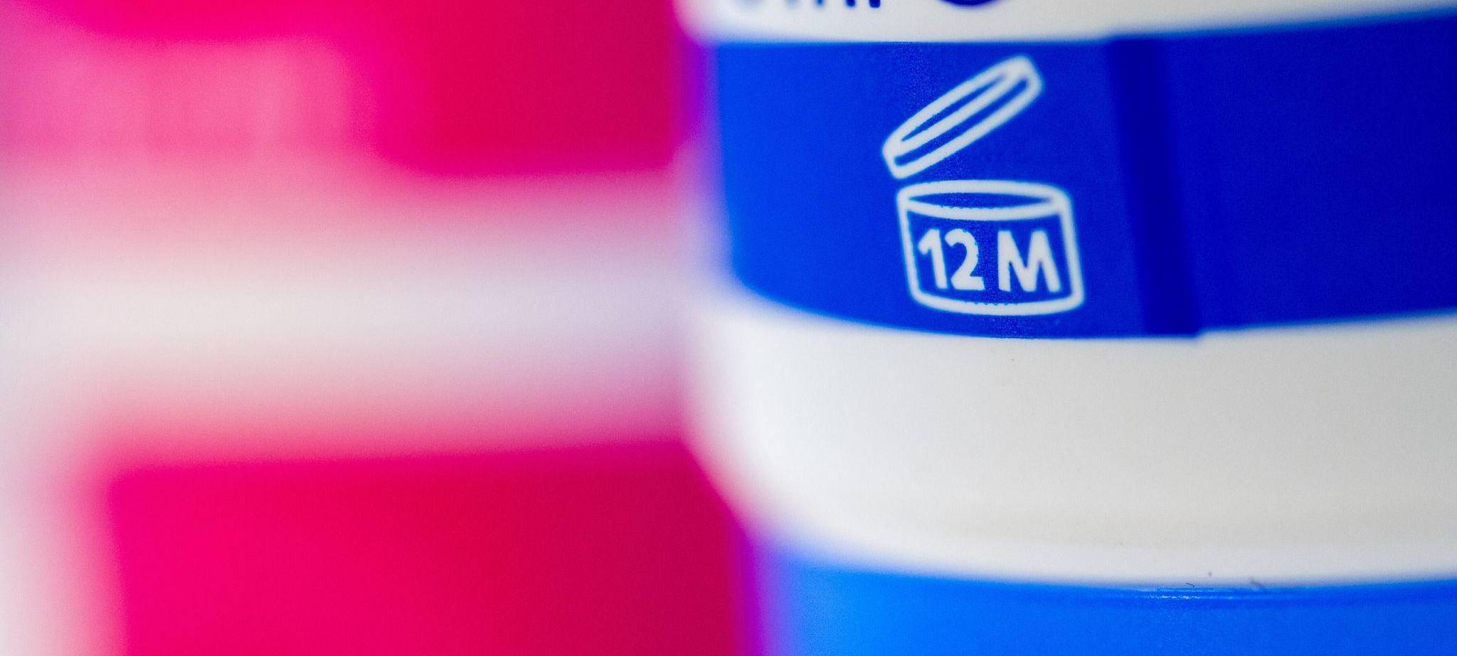 Ein «12 M»-Symbol auf einer Kosmetikpackung