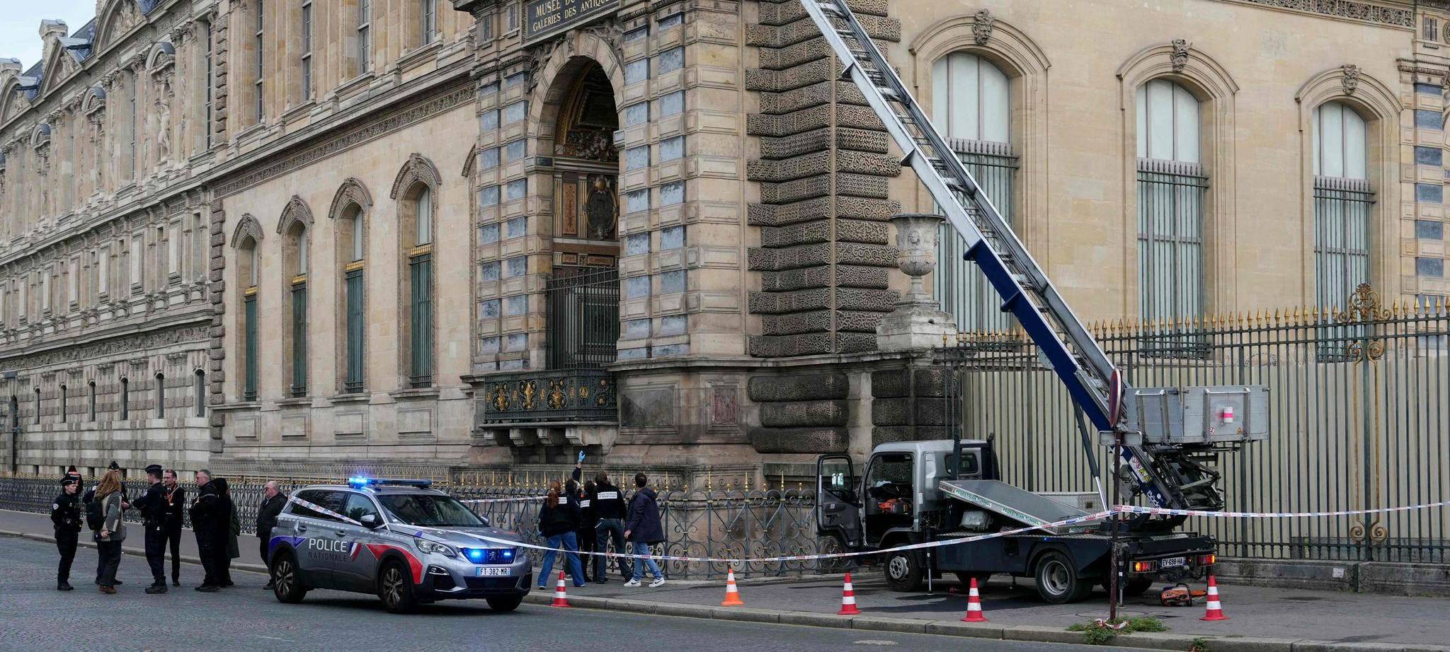 Razzia nach Millionenbetrug mit falschen Tickets im Louvre
