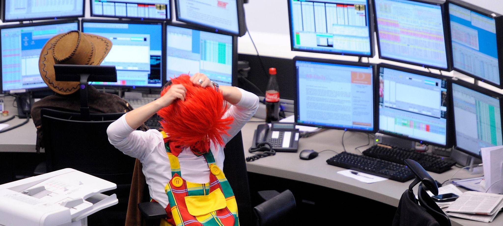 Ein als Clown verkleideter Wertpapierhändler