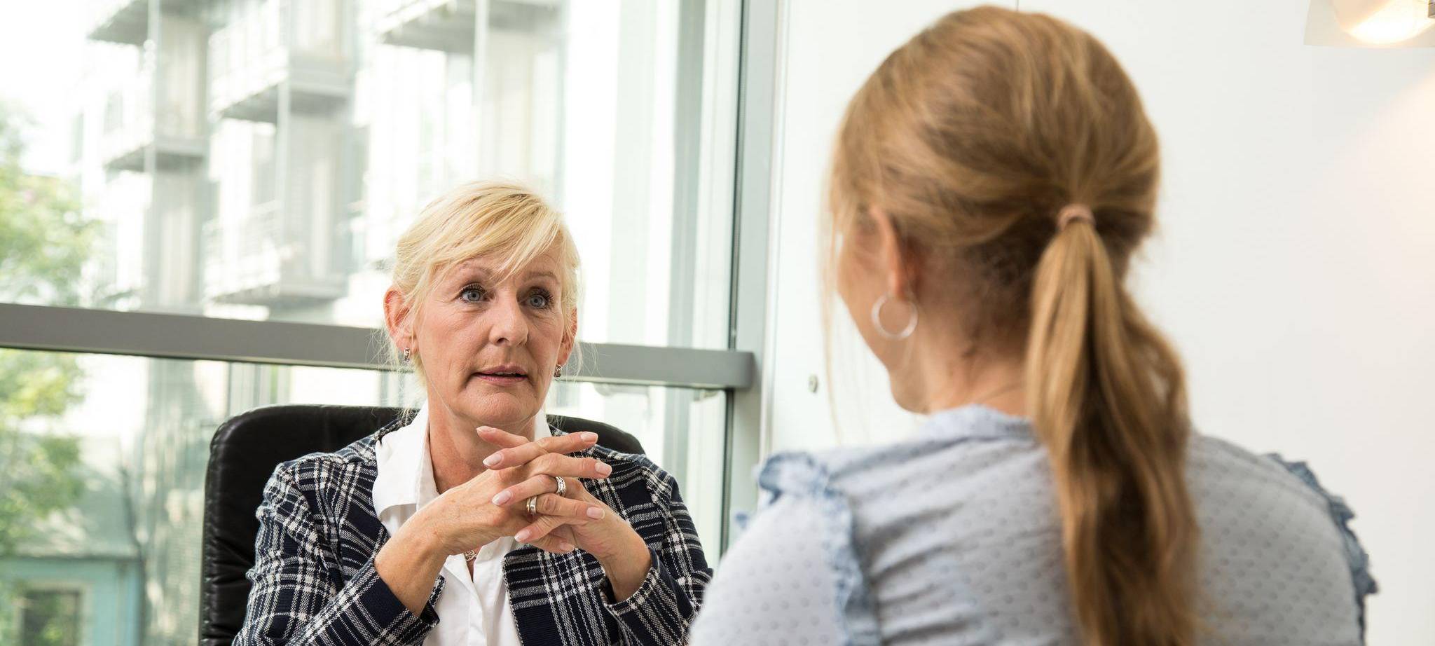 Zwei Frauen beim Mitarbeitergespräch im Büro