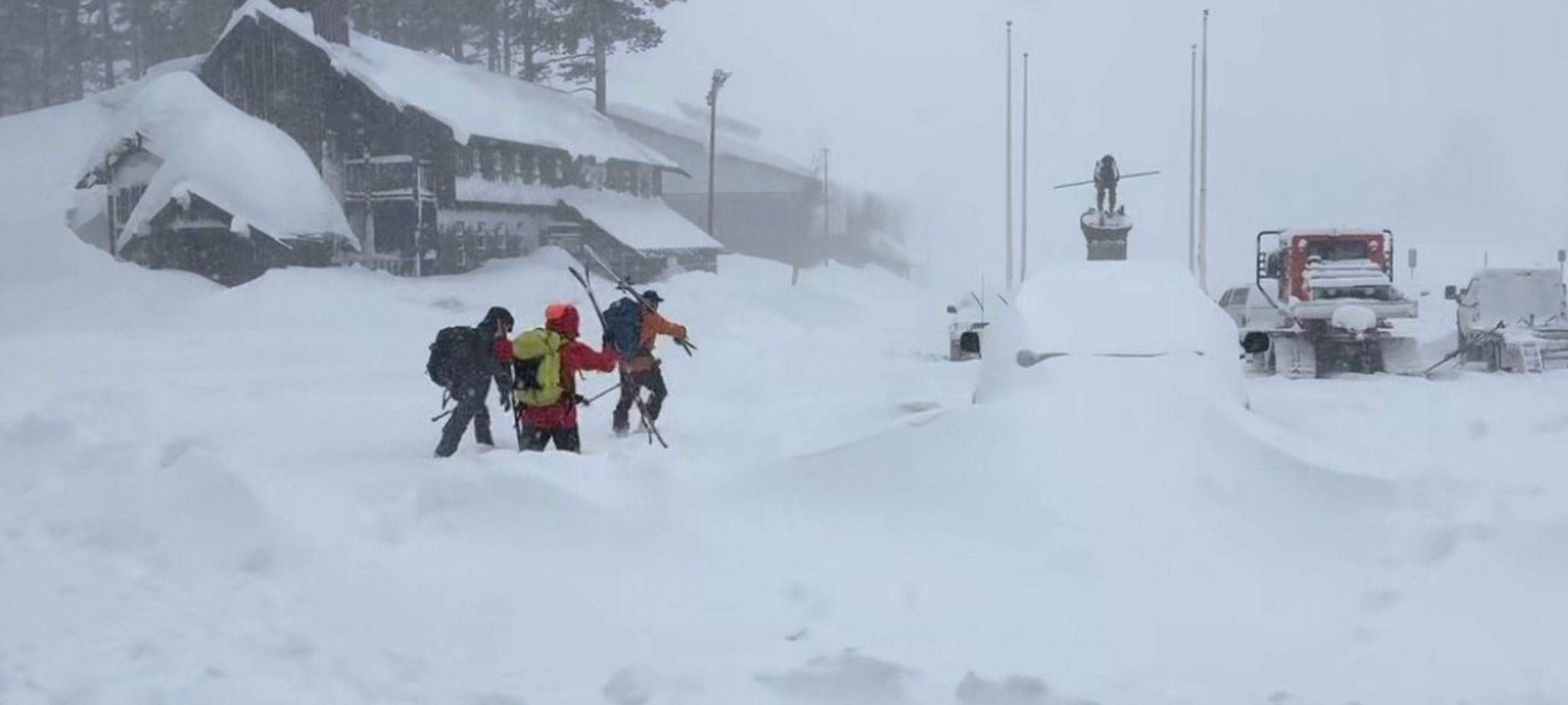 Mitglieder des Rettungsteams machen sich auf den Weg.