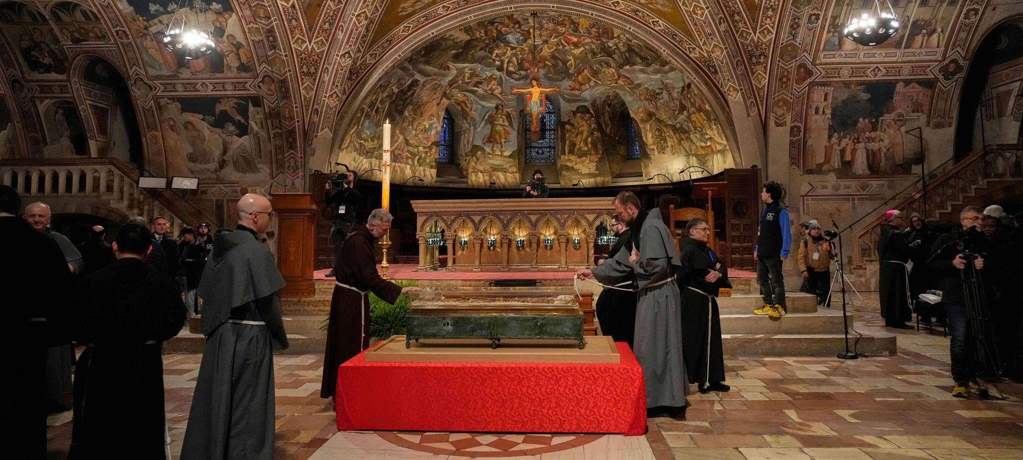 Assisi zeigt erstmals Gebeine des Heiligen Franziskus