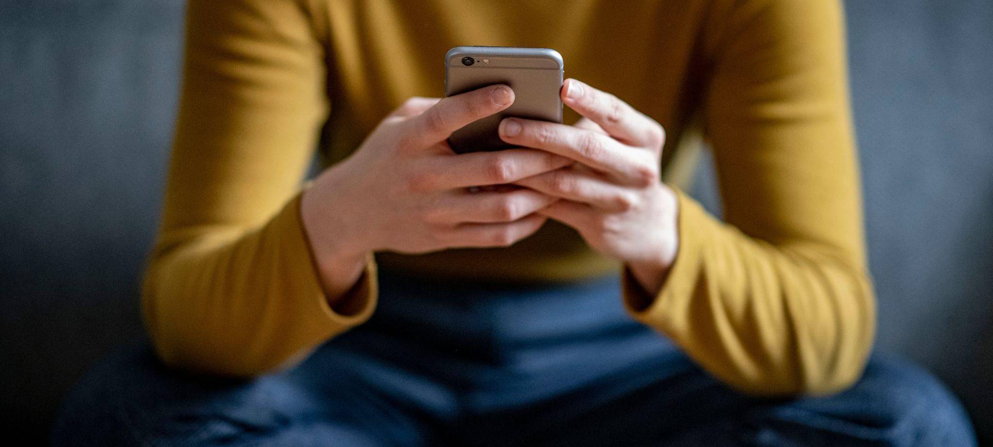 Person hält ein Smartphone in den Händen