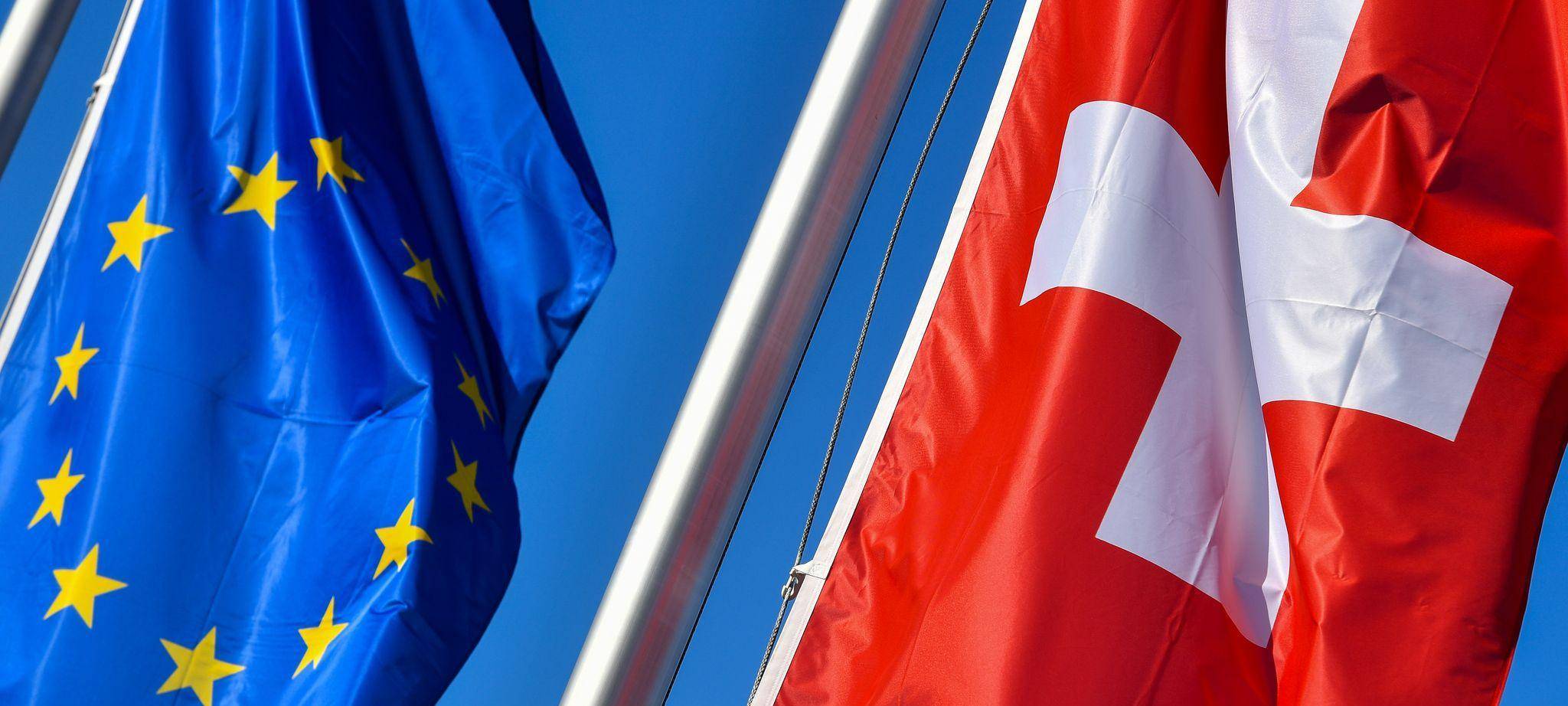 Die Flaggen der Schweiz und der EU