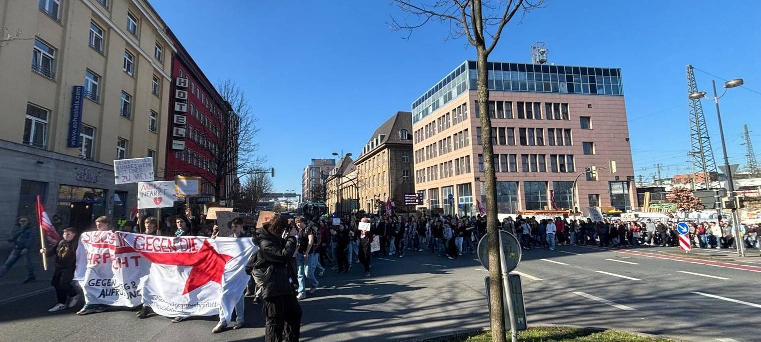 Demo in Dortmund: Schüler streiken gegen Wehrpflicht