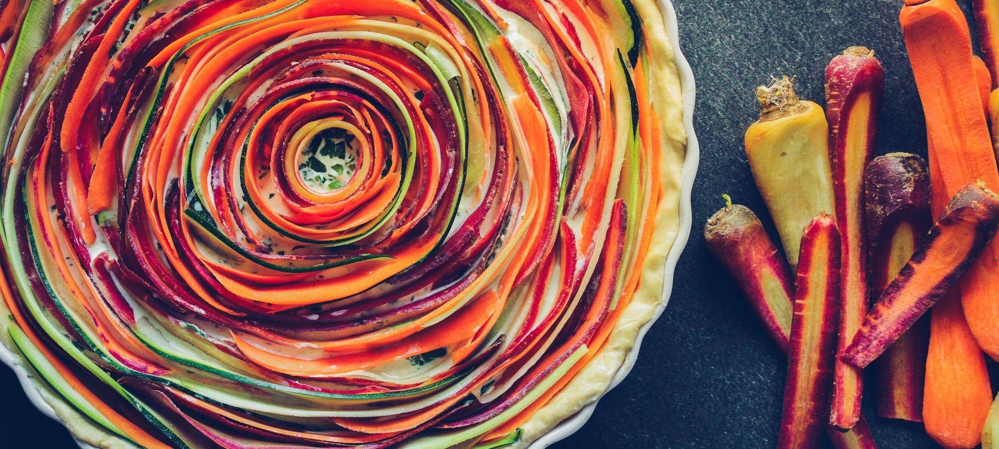 Bunte Möhren-Zucchini-Tarte