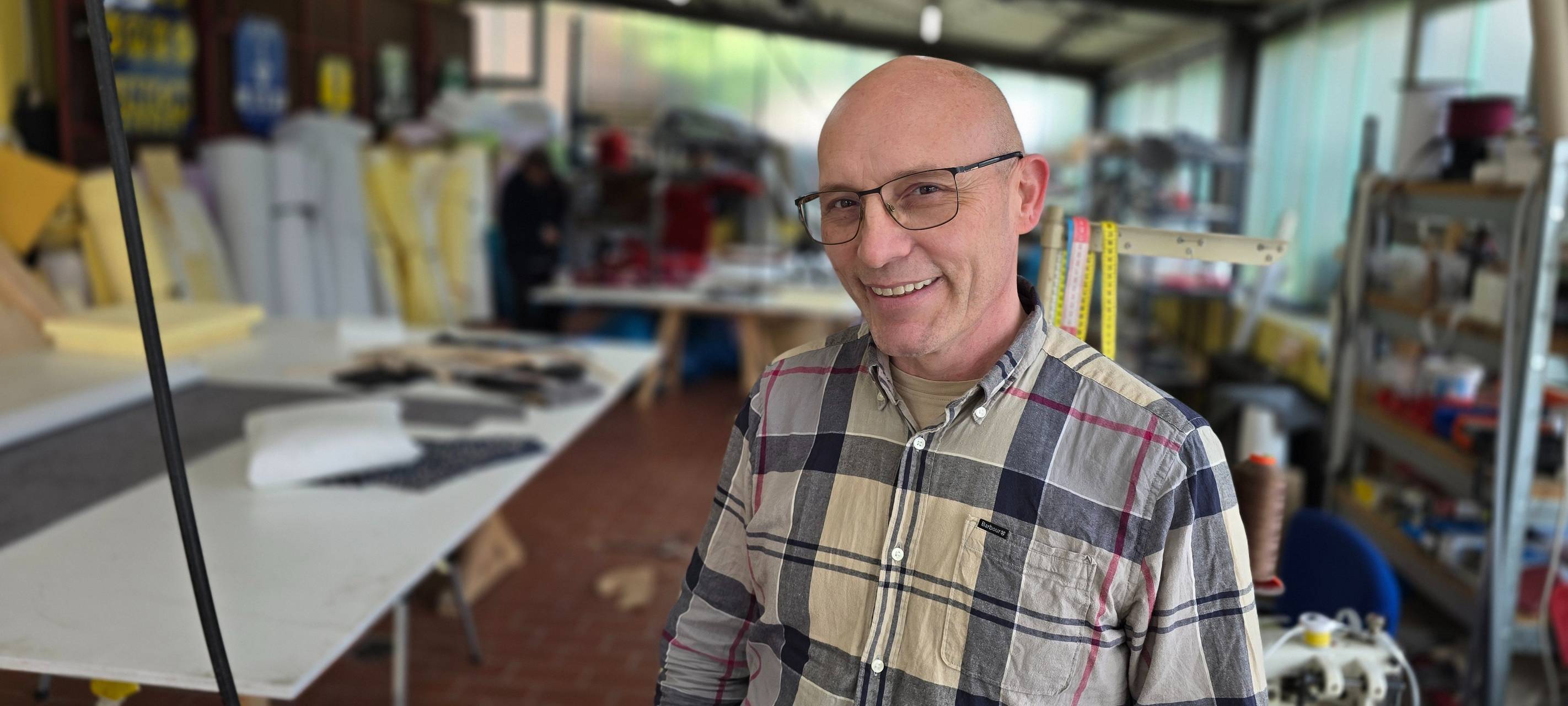 Andreas Cazacu betreibt die Polsterei Polsterpapst.