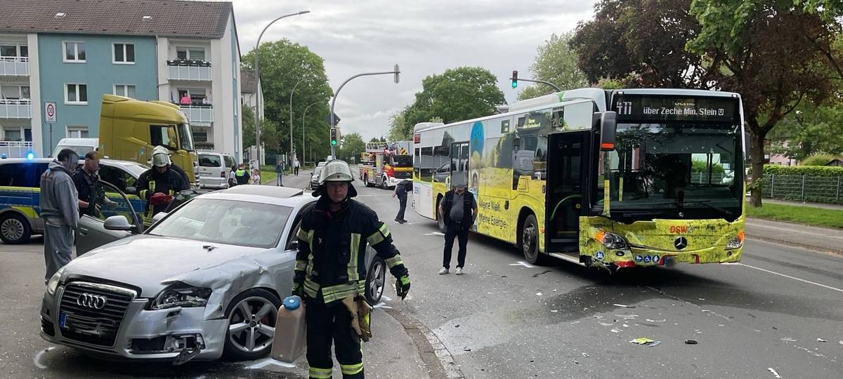 Feuerwehr Dortmund Unfall Bus Auto