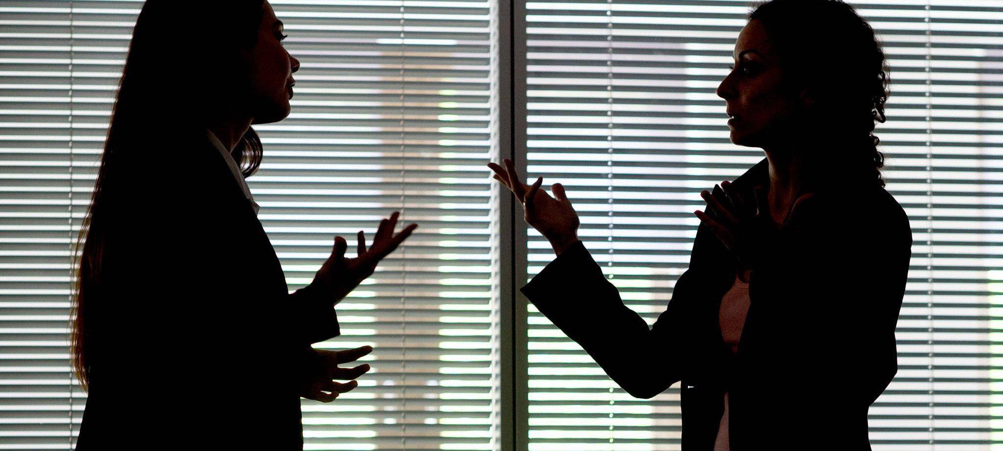 Zwei Frauen gestikulieren im Büro
