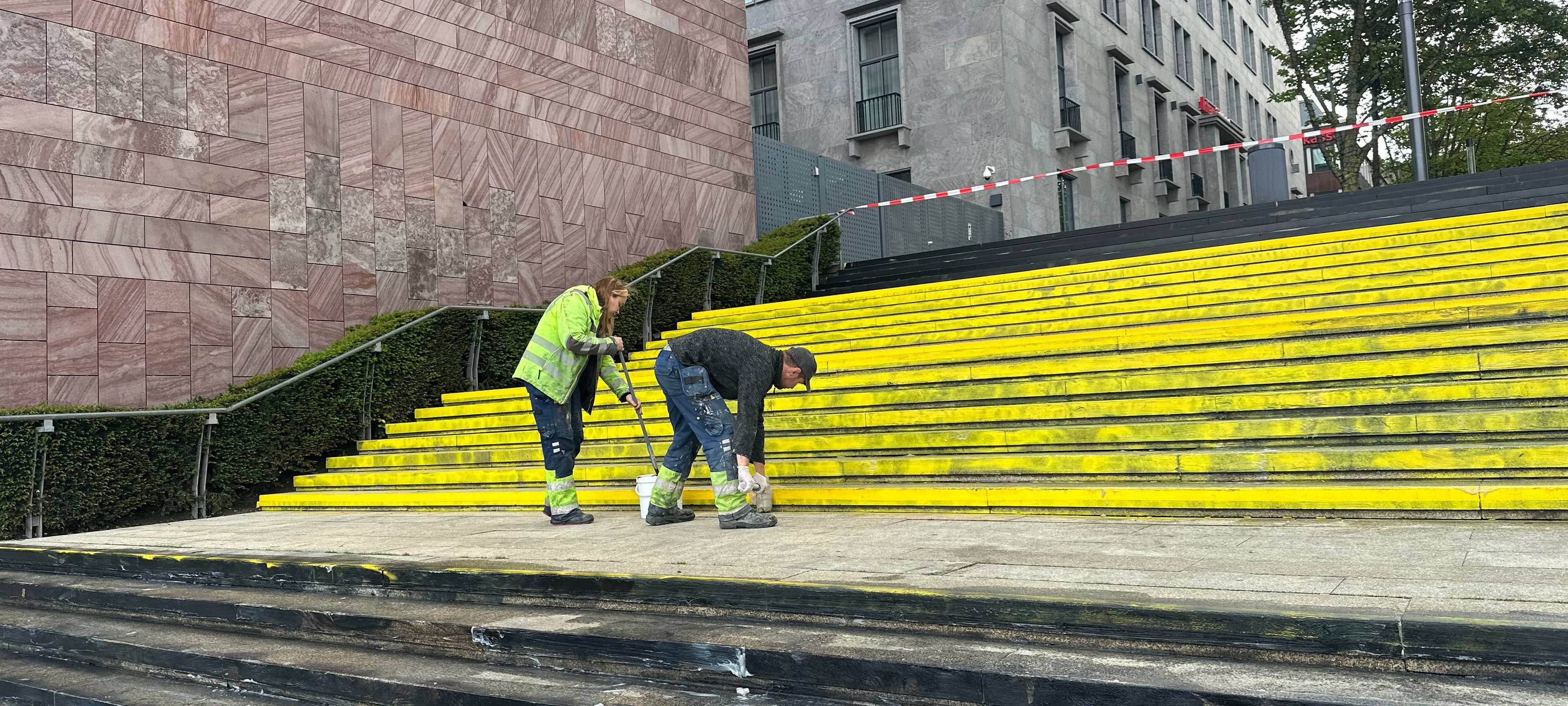 Das Graffiti auf der Katharinentreppe gegenüber vom Dortmunder Hauptbahnhof wird entfernt.