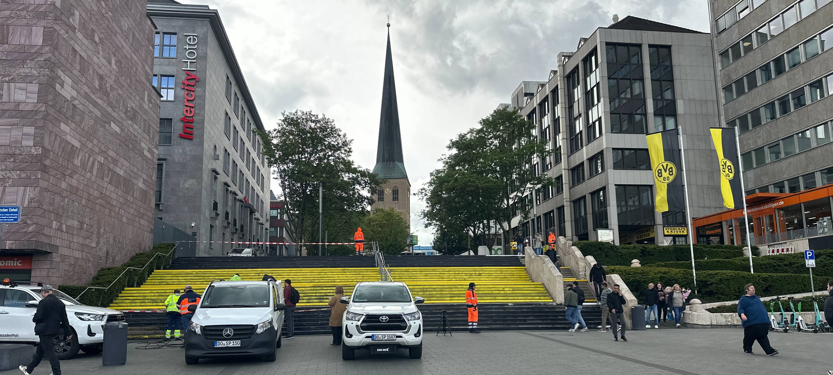 Die Katharinentreppe gegenüber vom Hauptbahnhof ist schwarz-gelb angesprüht worden.
