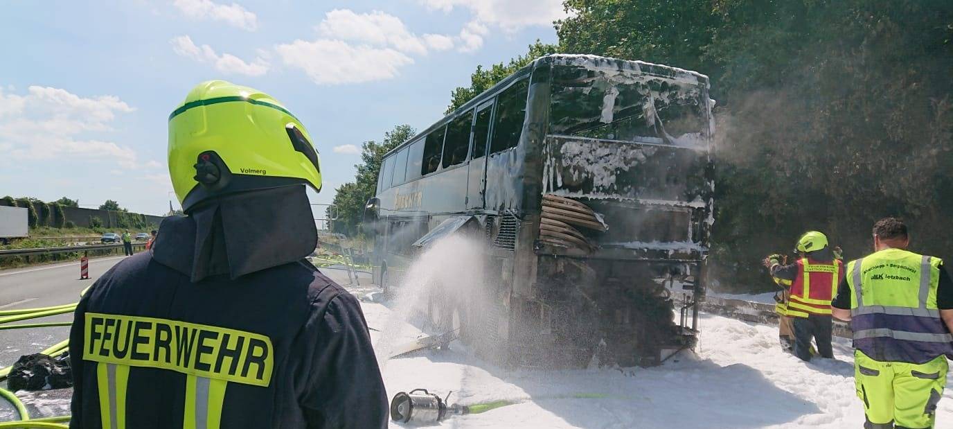 Reisebus ausgebrannt: 65 Schulkinder unverletzt