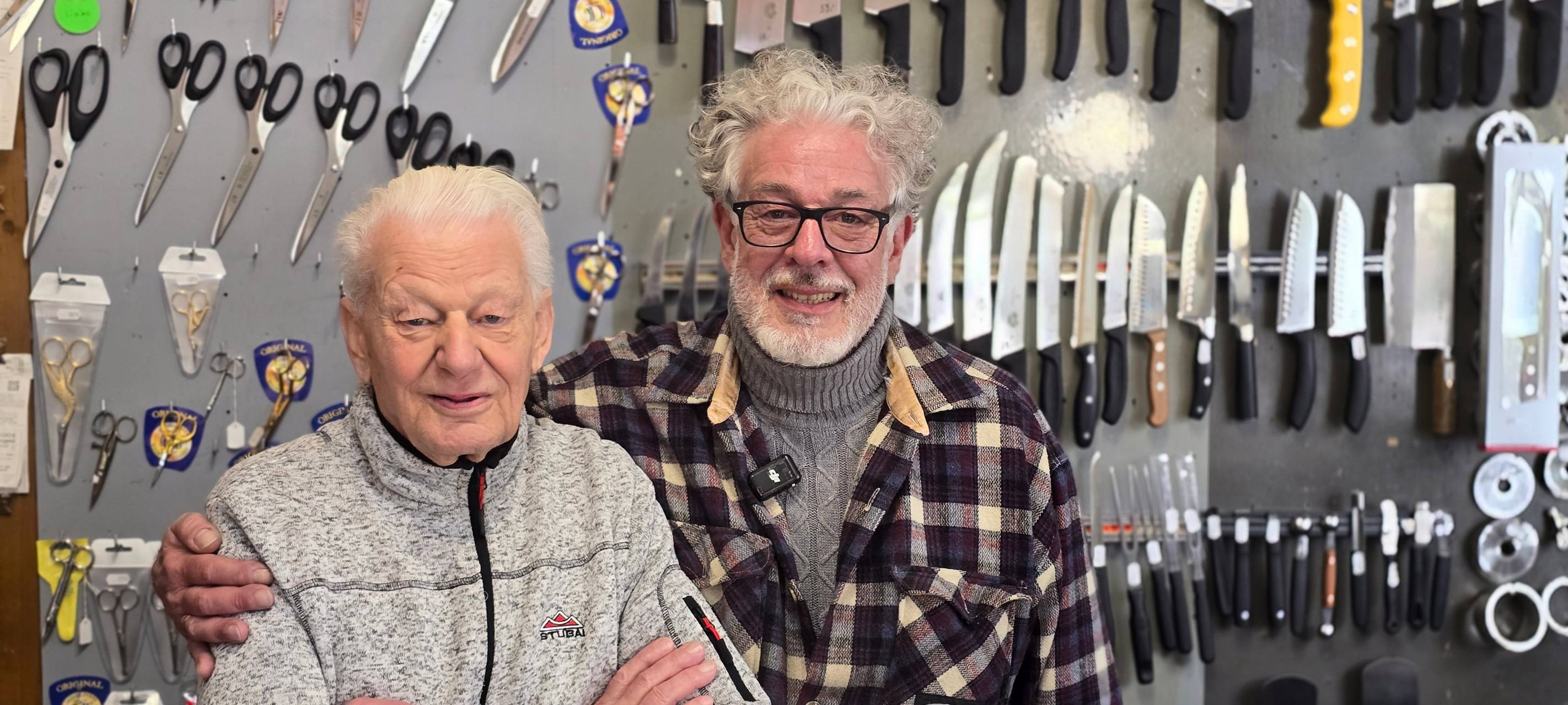 Ralf (li.) und sein Vater Paul Kriening in der Schleiferei.