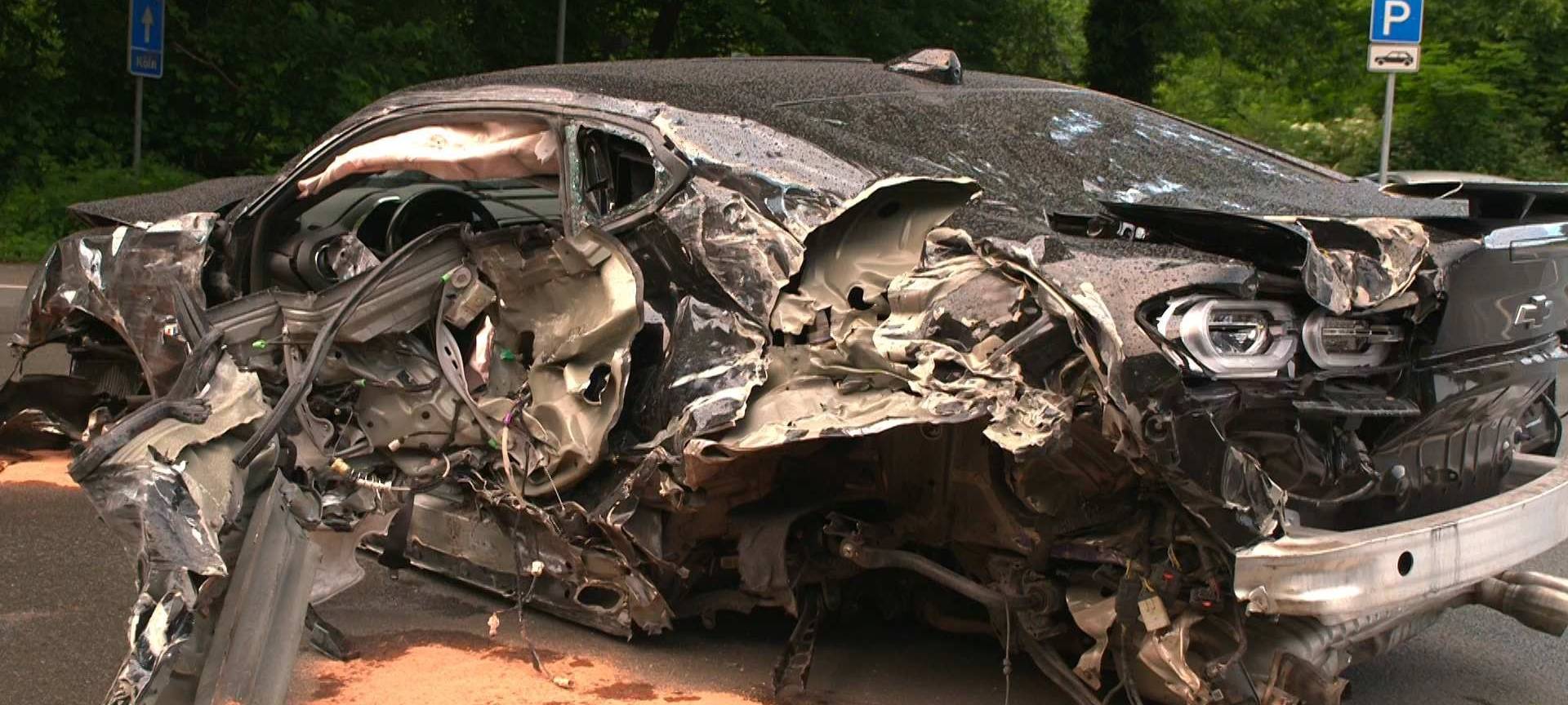Das Autowrack nach dem Unfall auf der B54 in Dortmund