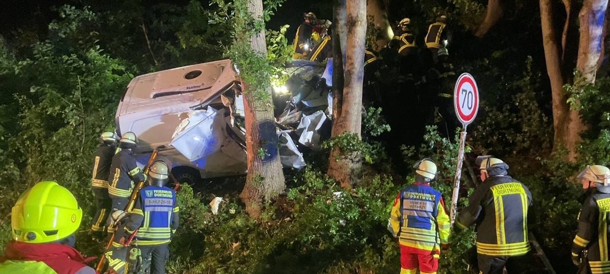 Die Dortmunder Feuerwehr hat einen eingeklemmten Schwerverletzten aus seinem Auto gerettet.