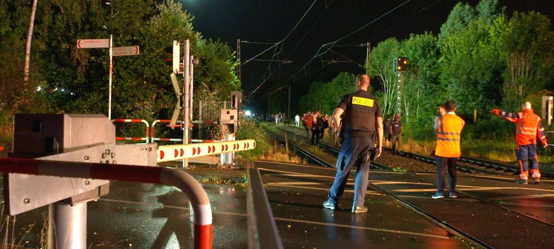 Unwetter in Dortmund: Baum stürzt auf Gleise in Kruckel