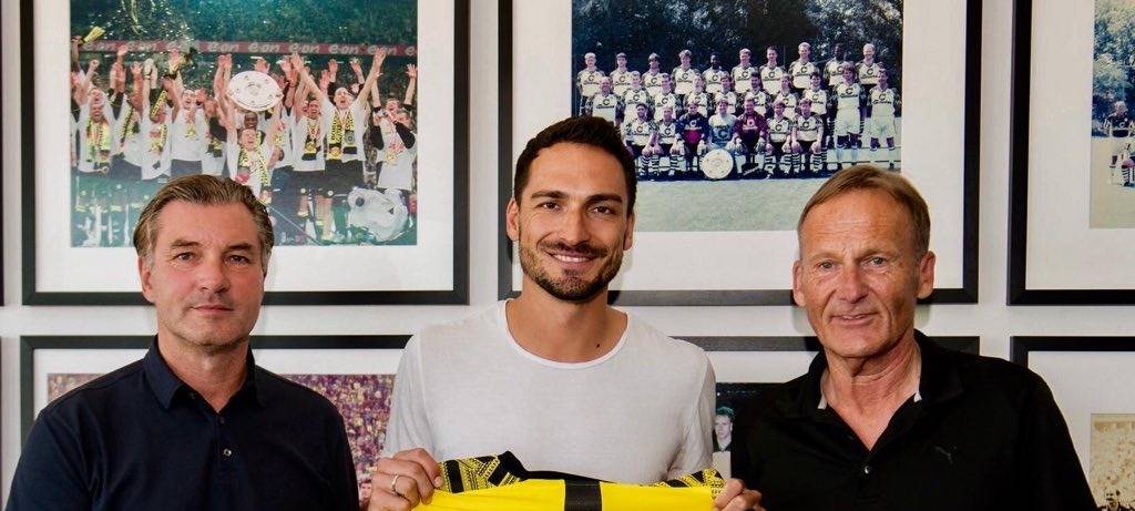 Mats Hummels unterschreibt Vertrag