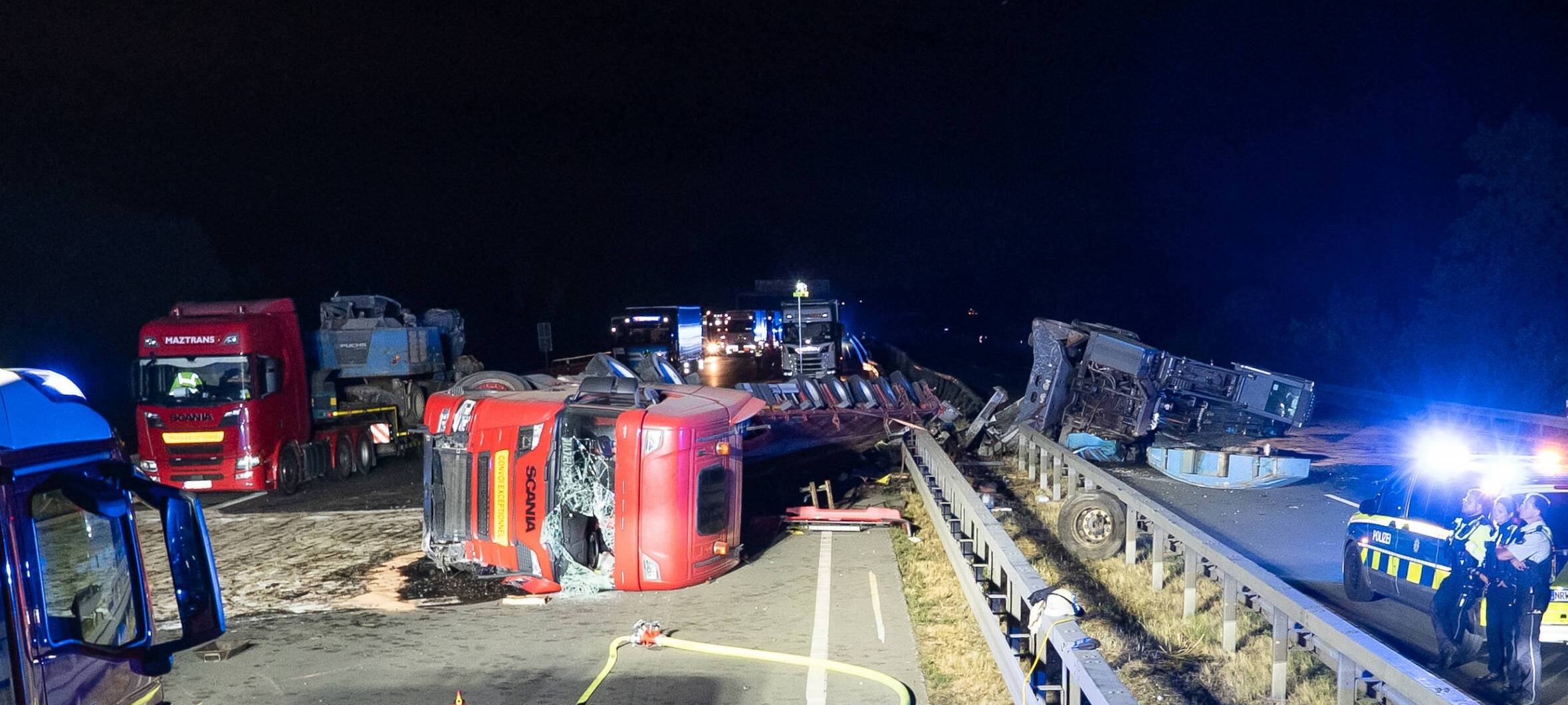 A2: Schwertransporter mit Kran umgekippt