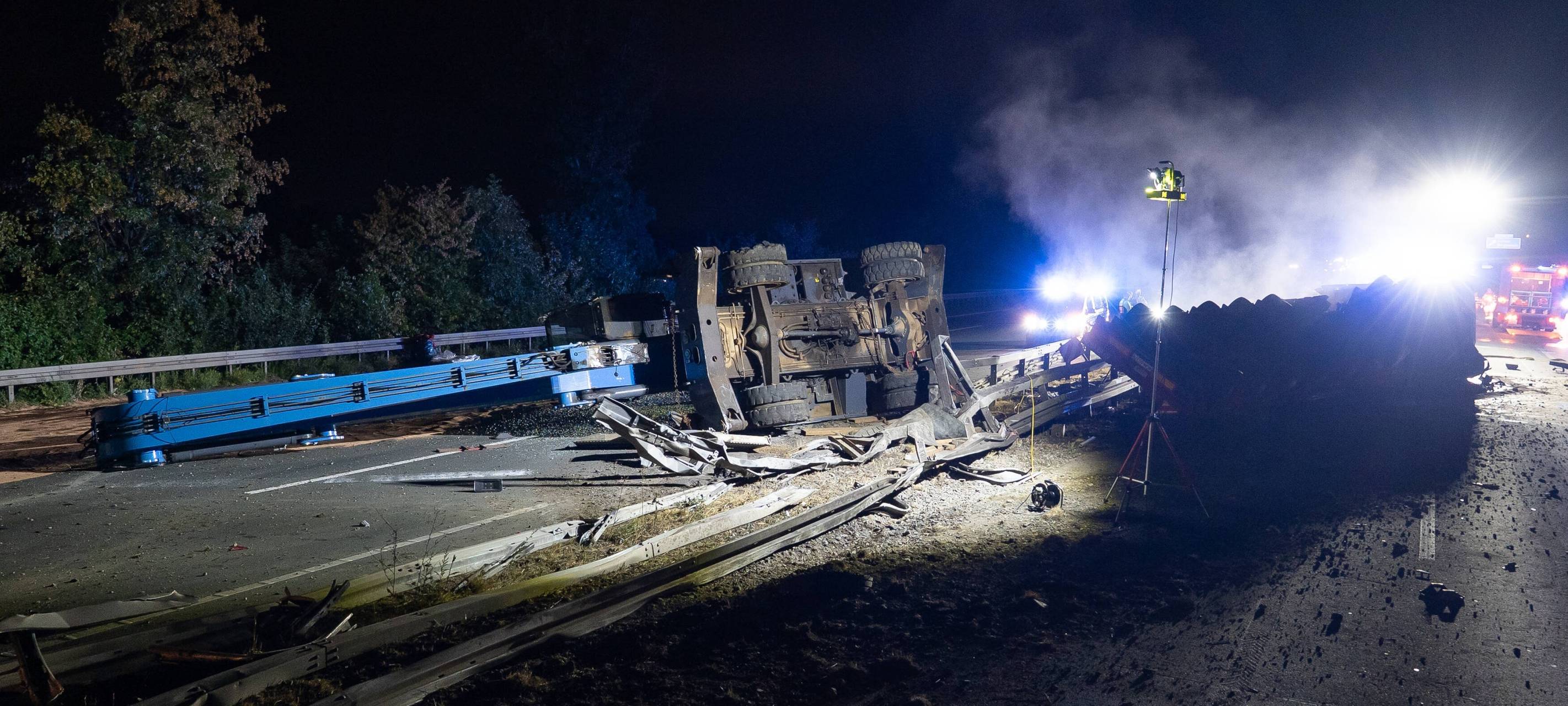 A2: Schwertransporter mit Kran umgekippt