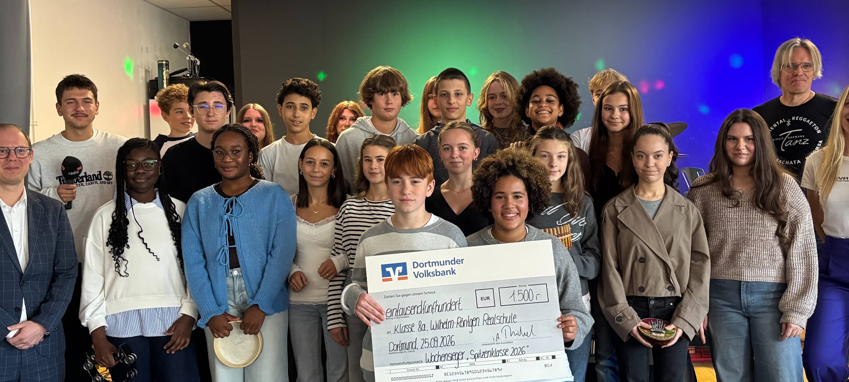Wahnsinn, was die 8a der Wilhelm-Röntgen-Realschule Dortmund bei der Radio 91.2 Spitzenklasse 2026 abgeliefert hat! Für ihren Song gibt’s verdient 1.500 Euro von der Dortmunder Volksbank für die Klassenkasse - und das Ticket fürs Finale! Damit rückt die Abschlussfahrt der ersten bilingualen Klasse ihrer Schule in ein englischsprachiges Land ein Stück näher.