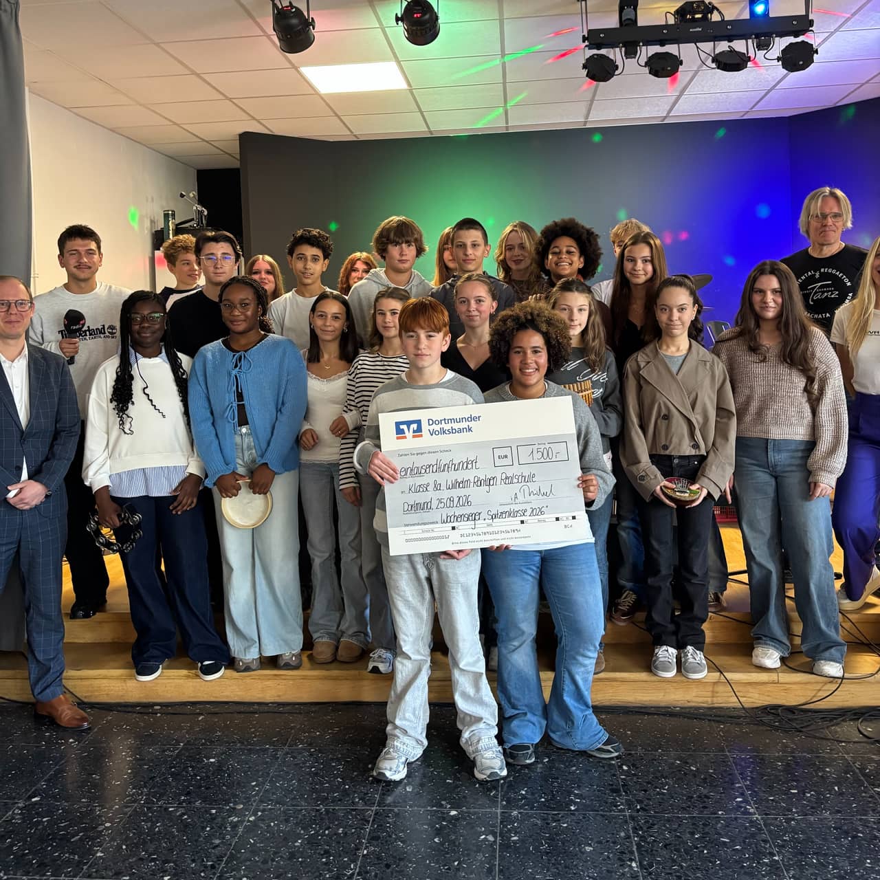 Wahnsinn, was die 8a der Wilhelm-Röntgen-Realschule Dortmund bei der Radio 91.2 Spitzenklasse 2026 abgeliefert hat! Für ihren Song gibt’s verdient 1.500 Euro von der Dortmunder Volksbank für die Klassenkasse - und das Ticket fürs Finale! Damit rückt die Abschlussfahrt der ersten bilingualen Klasse ihrer Schule in ein englischsprachiges Land ein Stück näher.