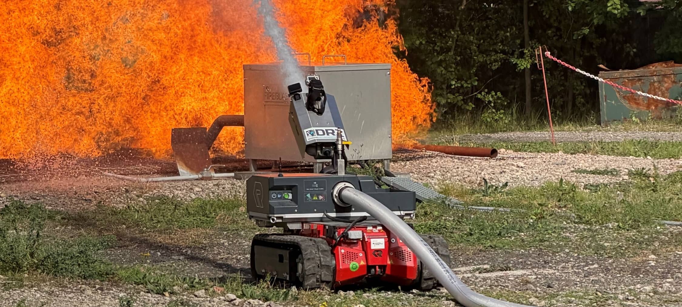 Die realitätsnahe Demonstration zeigte unterschiedliche Schritte einer technologisch unterstützten Rettung. Die Brandfläche des DRZ Außengeländes simuliert einen Großbrand, zu dem der Löschroboter in den Einsatz kommt.