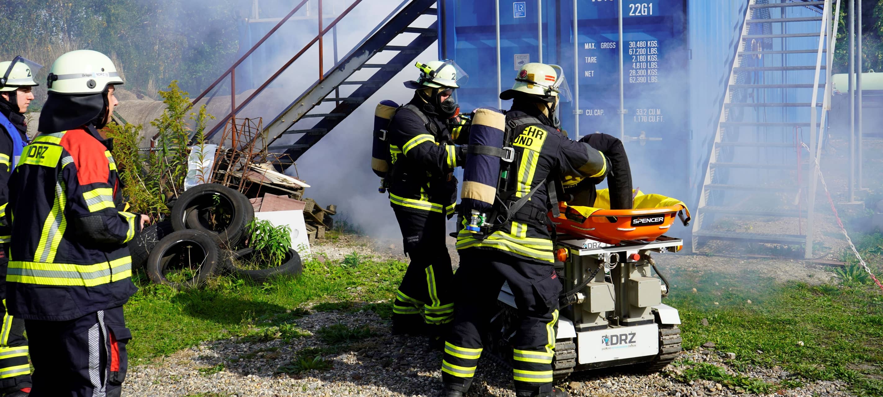 Die realitätsnahe Demonstration zeigte unterschiedliche Schritte einer technologisch unterstützten Rettung. Die Brandfläche des DRZ Außengeländes simuliert einen Großbrand, zu dem der Löschroboter in den Einsatz kommt.