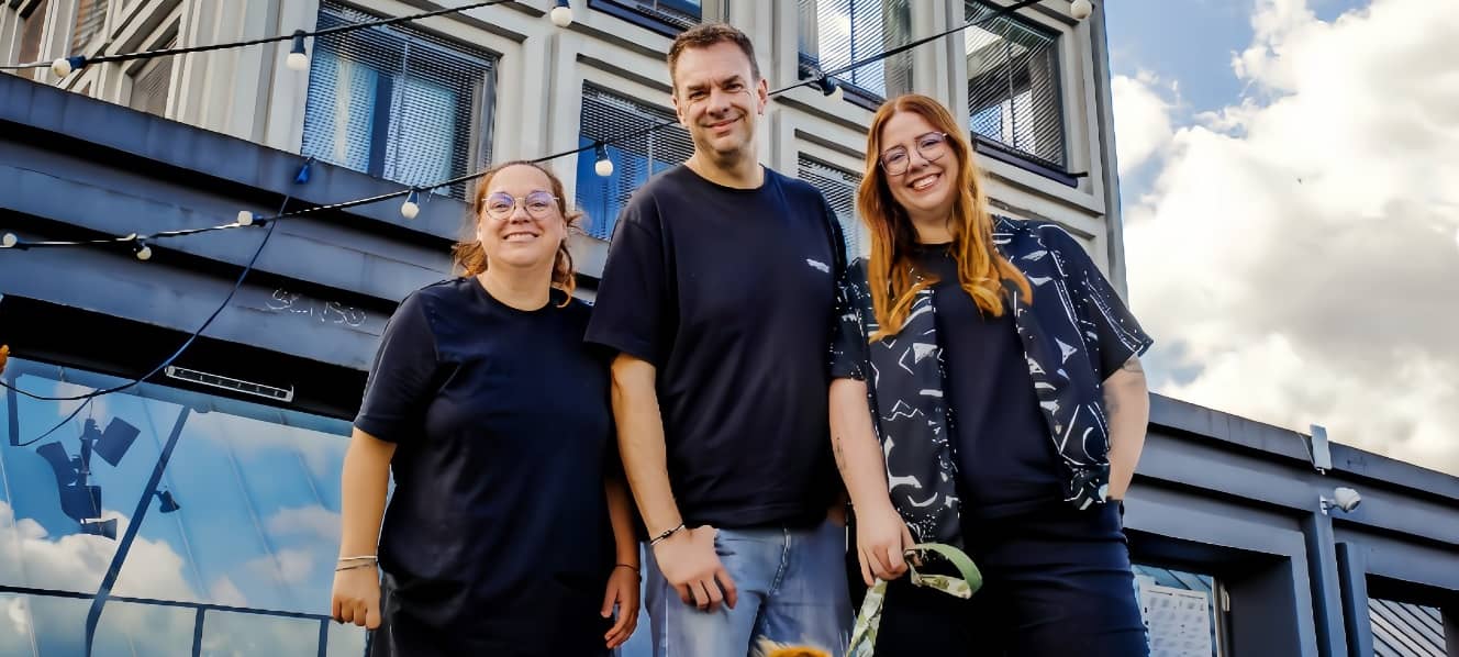 Guten Morgen Dortmund Team vor dem U-Turm (v.l.n.r.): Tim Schmutzler, Jackie Kindling, Natalie Sager und Studio Hund Freddie.