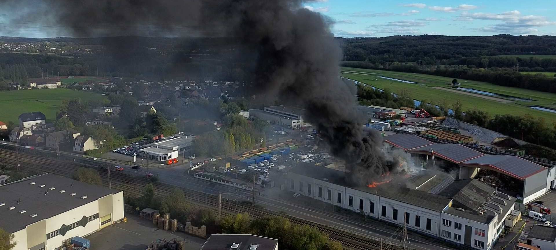 Rauchsäule über Dortmund: Großbrand in Schwerte noch nicht gelöscht
