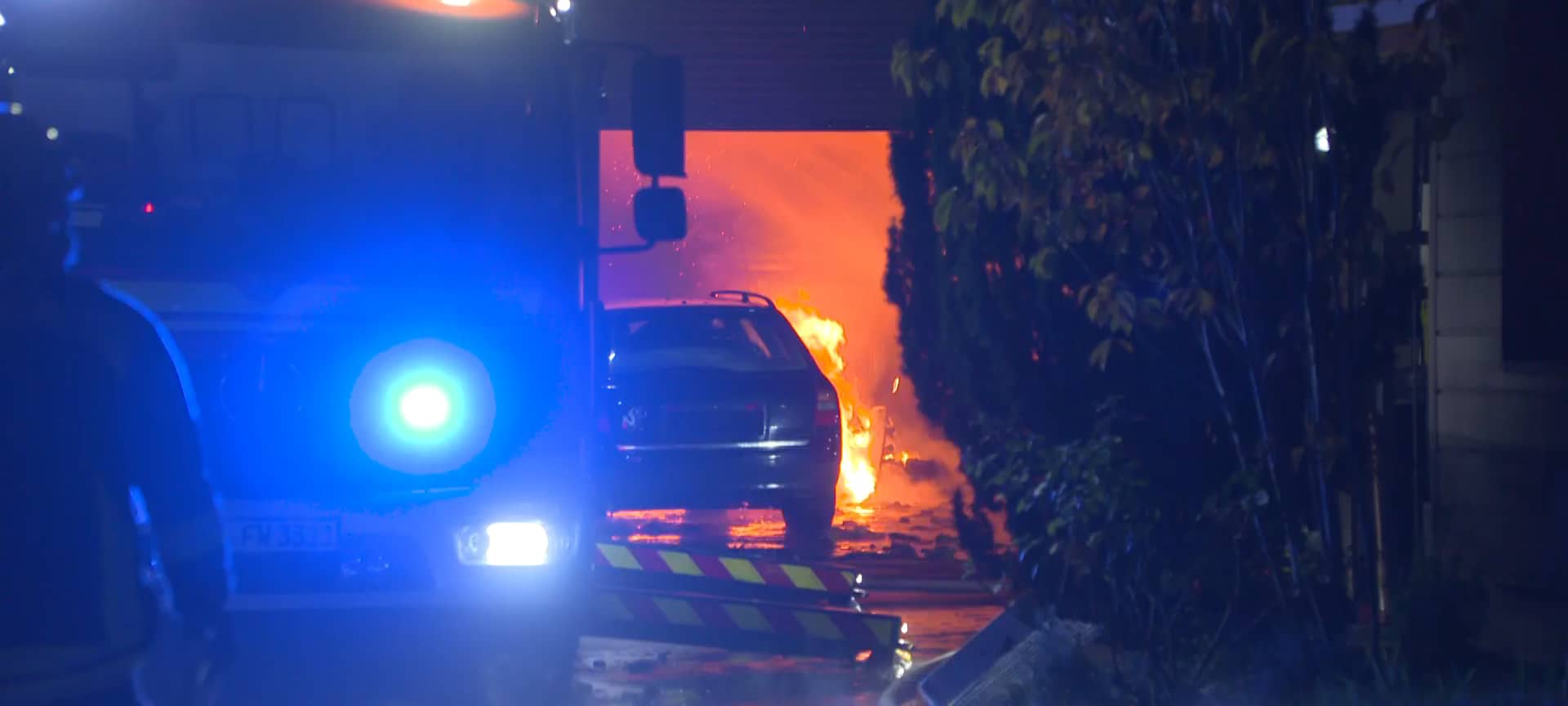 Lagerhalle in Dortmund-Lanstrop brennt lichterloh